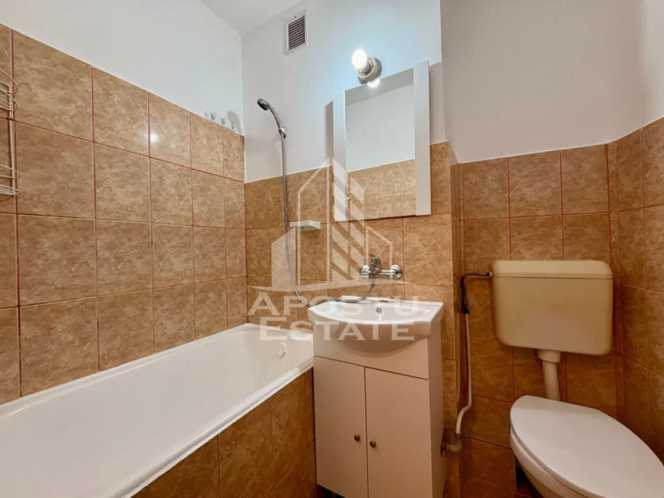Apartament cu 2 camere de inchiriat, Complex Studentesc, Timisoara - Agentia imobiliara APOSTU ESTATE va propune spre inchiriere un apartament cu 2 camere spatios si luminos, situat in Complexul Studentesc, o zona linistita si bine pozitionata din Timisoara, potrivit pentru cupluri sau studenti care isi doresc o locuinta unde sa se simta confortabil si cu acces facil catre facultati, statii de autobuz si magazine.

Suprafață utilă: 45 mp
Compartimentare eficientă:
- Hol de acces
- Bucătărie complet mobilată și utilată, cu loc de luat masa
- Camera cu pat dublu si mini dressing
- Living luminos
- Baie prevazuta cu cada si aerisire artificiala

Confort și facilități:
- Incalzire apartament: Colterm
- Recent renovat
- Apartamentul este complet mobilat si utilat

Localizare: Zona Complex Studentesc – în apropiere de magazine, scoli, facultati si mijloace de transport în comun.

Ideal pentru:
- Studenti
- Cupluri

Preț chirie: 380€
Programeaza o vizionare pentru a-ti putea imagina viitorul aici!
ID intern: CP1889167