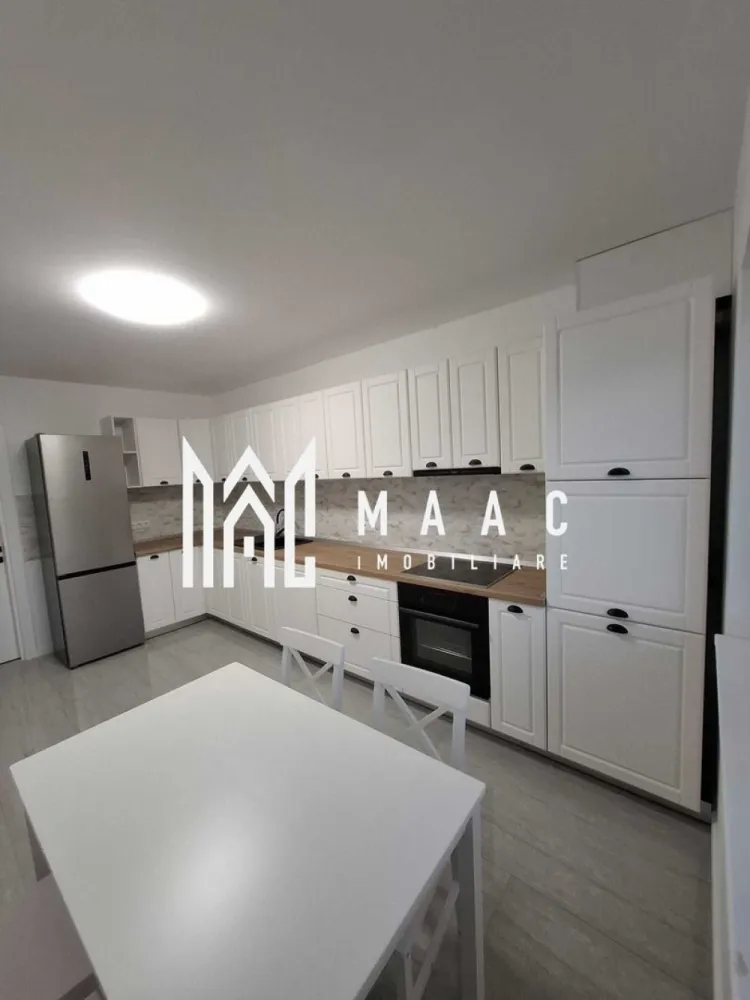Casă 4 Camere | Prima Închiriere | Cisnădie - MAAC Imobiliare vă propune spre închiriere o casă, construită în anul 2025, situată în Cisnădie, într-o zonă bine poziționată, cu acces rapid către Sibiu, autostradă și principalele centre comerciale din zonă. Compartimentare • living / sufragerie spațioasă • 3 dormitoare • bucătărie separată • cameră tehnică • 3 băi • pod pentru depozitare Casa dispune de curte pavată de aproximativ 100 mp, oferind spațiu pentru relaxare sau parcare. Dotări și avantaje • încălzire în pardoseală atât la parter, cât și la mansardă • centrală termică pe gaz • băi complet mobilate • bucătărie complet mobilată și utilată • acces rapid către magazinele mari din Cisnădie și Sibiu • legătură rapidă cu autostrada Proprietatea oferă confort modern și eficiență energetică, fiind pregătită pentru mutare imediată. Pentru mai multe detalii sau pentru programarea unei vizionări, vă rugăm să ne contactați și să menționați ID-ul proprietății: CP2966831.