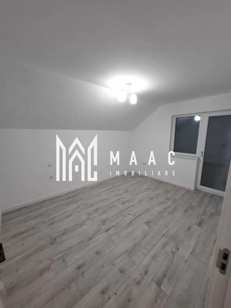 Casă 4 Camere | Prima Închiriere | Cisnădie - MAAC Imobiliare vă propune spre închiriere o casă, construită în anul 2025, situată în Cisnădie, într-o zonă bine poziționată, cu acces rapid către Sibiu, autostradă și principalele centre comerciale din zonă. Compartimentare • living / sufragerie spațioasă • 3 dormitoare • bucătărie separată • cameră tehnică • 3 băi • pod pentru depozitare Casa dispune de curte pavată de aproximativ 100 mp, oferind spațiu pentru relaxare sau parcare. Dotări și avantaje • încălzire în pardoseală atât la parter, cât și la mansardă • centrală termică pe gaz • băi complet mobilate • bucătărie complet mobilată și utilată • acces rapid către magazinele mari din Cisnădie și Sibiu • legătură rapidă cu autostrada Proprietatea oferă confort modern și eficiență energetică, fiind pregătită pentru mutare imediată. Pentru mai multe detalii sau pentru programarea unei vizionări, vă rugăm să ne contactați și să menționați ID-ul proprietății: CP2966831.