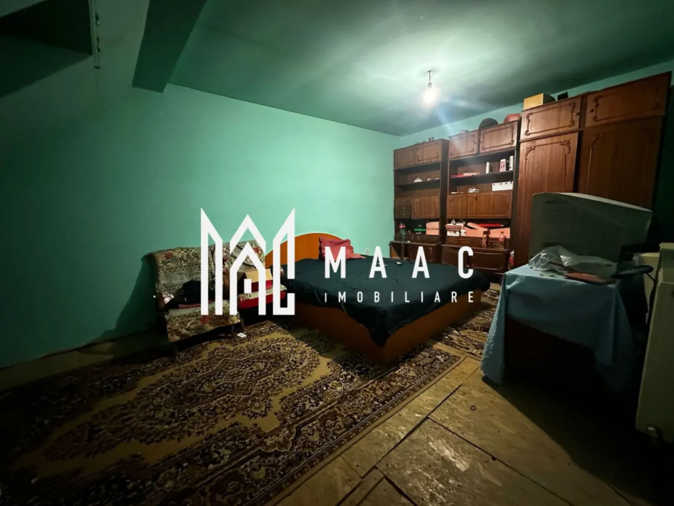 Apartament 2 camere | 40 mp | Vasile Aaron - MAAC Imobiliare vă propune spre vânzare o mansardă situată la etajul 5 al unui imobil din cartierul Vasile Aaron, o locuință potrivită pentru locuire sau investiție, amplasată într-o zonă cu acces facil către numeroase facilități urbane.

Apartamentul are o suprafață utilă de 40 mp și este compartimentat pe două niveluri, oferind o organizare practică a spațiului locuibil.

Compartimentarea locuinței este următoarea:
-la primul nivel: bucătărie open space și baie cu duș
-la etaj: dormitor

Acoperișul imobilului este realizat din țiglă, oferind protecție și durabilitate în timp.

Proprietatea beneficiază de o poziționare avantajoasă în cartierul Vasile Aaron, în apropiere de numeroase puncte de interes precum școli, farmacii, supermarketuri, sală de sport, cabinete medicale, parc, piață și mijloace de transport în comun. De asemenea, Shopping City Sibiu se află la aproximativ 4 minute de mers cu mașina.

Pentru mai multe detalii, vă rugăm să menționați telefonic că ați văzut anunțul cu CP2007565.