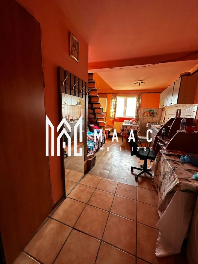 Apartament 2 camere | 40 mp | Vasile Aaron - MAAC Imobiliare vă propune spre vânzare o mansardă situată la etajul 5 al unui imobil din cartierul Vasile Aaron, o locuință potrivită pentru locuire sau investiție, amplasată într-o zonă cu acces facil către numeroase facilități urbane.

Apartamentul are o suprafață utilă de 40 mp și este compartimentat pe două niveluri, oferind o organizare practică a spațiului locuibil.

Compartimentarea locuinței este următoarea:
-la primul nivel: bucătărie open space și baie cu duș
-la etaj: dormitor

Acoperișul imobilului este realizat din țiglă, oferind protecție și durabilitate în timp.

Proprietatea beneficiază de o poziționare avantajoasă în cartierul Vasile Aaron, în apropiere de numeroase puncte de interes precum școli, farmacii, supermarketuri, sală de sport, cabinete medicale, parc, piață și mijloace de transport în comun. De asemenea, Shopping City Sibiu se află la aproximativ 4 minute de mers cu mașina.

Pentru mai multe detalii, vă rugăm să menționați telefonic că ați văzut anunțul cu CP2007565.