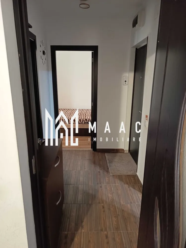 Apartament de vânzare - MAAC IMOBILIARE vă propune spre vânzare un apartament cu 2 camere situat în zona Nord din Râmnicu Vâlcea (zona Cati și Sile), într-o locație liniștită și bine conectată la principalele puncte de interes ale orașului.

Apartamentul este amplasat la etajul 5 din 5, fiind luminos și bine compartimentat, ideal pentru locuință personală sau pentru investiție.

Locuința dispune de o compartimentare practică, fiind formată din:

2 camere

bucătărie

baie

hol

balcon

Apartamentul beneficiază de centrală termică proprie și instalație pe cupru, oferind confort termic și eficiență în consum.

Un alt avantaj important este faptul că se vinde complet mobilat și utilat, exact ca în fotografii, fiind pregătit pentru mutare imediată, fără investiții suplimentare.

Zona este una liniștită și foarte accesibilă, în apropiere aflându-se școli, magazine, mijloace de transport și alte facilități, ceea ce face proprietatea potrivită atât pentru locuit, cât și pentru investiție.

 Pentru mai multe informații sau pentru programarea unei vizionări, echipa MAAC IMOBILIARE vă stă la dispoziție.
CP2970191