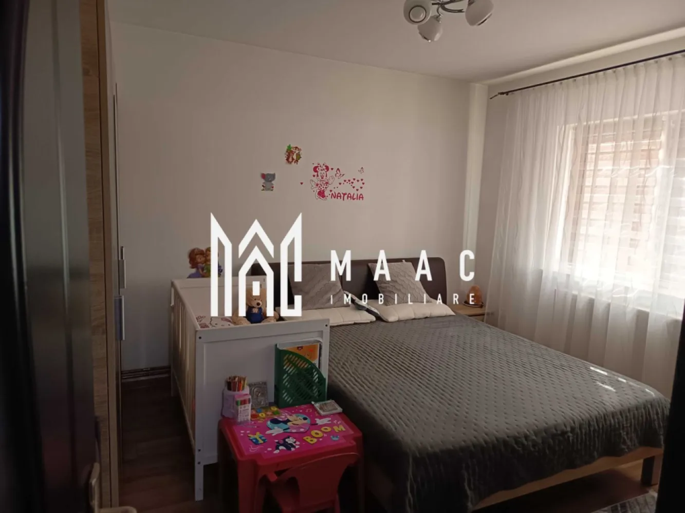 Apartament de vânzare - MAAC IMOBILIARE vă propune spre vânzare un apartament cu 2 camere situat în zona Nord din Râmnicu Vâlcea (zona Cati și Sile), într-o locație liniștită și bine conectată la principalele puncte de interes ale orașului.

Apartamentul este amplasat la etajul 5 din 5, fiind luminos și bine compartimentat, ideal pentru locuință personală sau pentru investiție.

Locuința dispune de o compartimentare practică, fiind formată din:

2 camere

bucătărie

baie

hol

balcon

Apartamentul beneficiază de centrală termică proprie și instalație pe cupru, oferind confort termic și eficiență în consum.

Un alt avantaj important este faptul că se vinde complet mobilat și utilat, exact ca în fotografii, fiind pregătit pentru mutare imediată, fără investiții suplimentare.

Zona este una liniștită și foarte accesibilă, în apropiere aflându-se școli, magazine, mijloace de transport și alte facilități, ceea ce face proprietatea potrivită atât pentru locuit, cât și pentru investiție.

 Pentru mai multe informații sau pentru programarea unei vizionări, echipa MAAC IMOBILIARE vă stă la dispoziție.
CP2970191