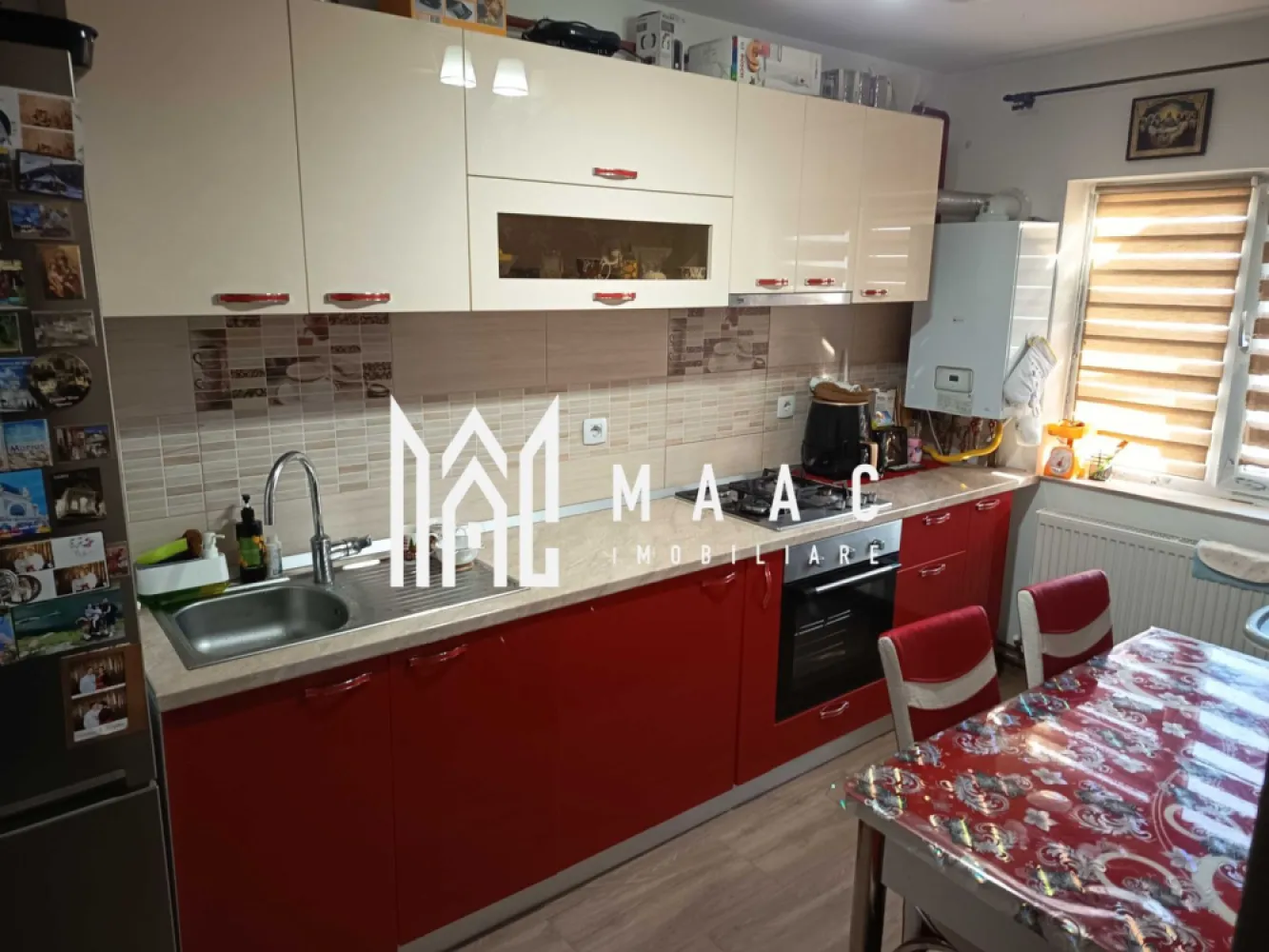 Apartament de vânzare - MAAC IMOBILIARE vă propune spre vânzare un apartament cu 2 camere situat în zona Nord din Râmnicu Vâlcea (zona Cati și Sile), într-o locație liniștită și bine conectată la principalele puncte de interes ale orașului.

Apartamentul este amplasat la etajul 5 din 5, fiind luminos și bine compartimentat, ideal pentru locuință personală sau pentru investiție.

Locuința dispune de o compartimentare practică, fiind formată din:

2 camere

bucătărie

baie

hol

balcon

Apartamentul beneficiază de centrală termică proprie și instalație pe cupru, oferind confort termic și eficiență în consum.

Un alt avantaj important este faptul că se vinde complet mobilat și utilat, exact ca în fotografii, fiind pregătit pentru mutare imediată, fără investiții suplimentare.

Zona este una liniștită și foarte accesibilă, în apropiere aflându-se școli, magazine, mijloace de transport și alte facilități, ceea ce face proprietatea potrivită atât pentru locuit, cât și pentru investiție.

 Pentru mai multe informații sau pentru programarea unei vizionări, echipa MAAC IMOBILIARE vă stă la dispoziție.
CP2970191