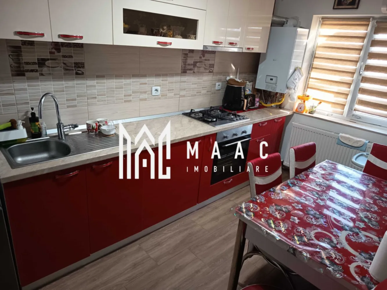 Apartament de vânzare - MAAC IMOBILIARE vă propune spre vânzare un apartament cu 2 camere situat în zona Nord din Râmnicu Vâlcea (zona Cati și Sile), într-o locație liniștită și bine conectată la principalele puncte de interes ale orașului.

Apartamentul este amplasat la etajul 5 din 5, fiind luminos și bine compartimentat, ideal pentru locuință personală sau pentru investiție.

Locuința dispune de o compartimentare practică, fiind formată din:

2 camere

bucătărie

baie

hol

balcon

Apartamentul beneficiază de centrală termică proprie și instalație pe cupru, oferind confort termic și eficiență în consum.

Un alt avantaj important este faptul că se vinde complet mobilat și utilat, exact ca în fotografii, fiind pregătit pentru mutare imediată, fără investiții suplimentare.

Zona este una liniștită și foarte accesibilă, în apropiere aflându-se școli, magazine, mijloace de transport și alte facilități, ceea ce face proprietatea potrivită atât pentru locuit, cât și pentru investiție.

 Pentru mai multe informații sau pentru programarea unei vizionări, echipa MAAC IMOBILIARE vă stă la dispoziție.
CP2970191