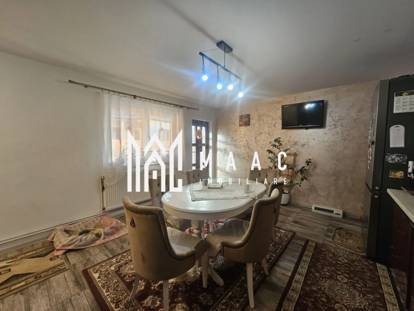 Casa individuala | Teren 450 mp | Garaj | Piata Cluj - MAAC Imobiliare vă propune spre vânzare o proprietate generoasă situată într-o zonă apreciată și bine conectată din Sibiu – zona Piața Cluj, ideală pentru familie sau pentru cei care își doresc confort, spațiu și intimitate.

Imobilul este construit pe un teren de 450 mp și beneficiază de o compartimentare practică, având regim de înălțime P+1+Pod, cu o suprafață utilă de 150 mp și o suprafață construită desfășurată de 210 mp.

Compartimentare

Casa este bine organizată și oferă spațiu generos pentru întreaga familie:

4 dormitoare luminoase

living spațios

bucătărie separată

2 holuri

2 băi

Spațiile sunt distribuite eficient între parter și etaj, iar podul oferă posibilități suplimentare de depozitare.

Teren și spații exterioare

Proprietatea dispune de:

curte de aproximativ 130 mp

grădină de aproximativ 110 mp

acces auto în curte

În curte se află și construcții auxiliare foarte utile:

magazie de 67 mp

garaj de 20 mp

Dotări și îmbunătățiri

Casa beneficiază de mai multe îmbunătățiri importante:

panouri solare pentru eficiență energetică

acoperiș nou cu țiglă de beton

geamuri tripan pentru izolare termică și fonică superioară

jaluzele exterioare electrice la toate ferestrele de la strada.

Avantaje

zonă liniștită și bine conectată
proprietate ideală pentru familie numeroasă
curte și grădină pentru relaxare
spații auxiliare generoase (magazie + garaj)
multiple îmbunătățiri deja realizate

Pentru mai multe informații sau pentru programarea unei vizionări, echipa MAAC Imobiliare vă stă cu drag la dispoziție.
ID: CP2968209.