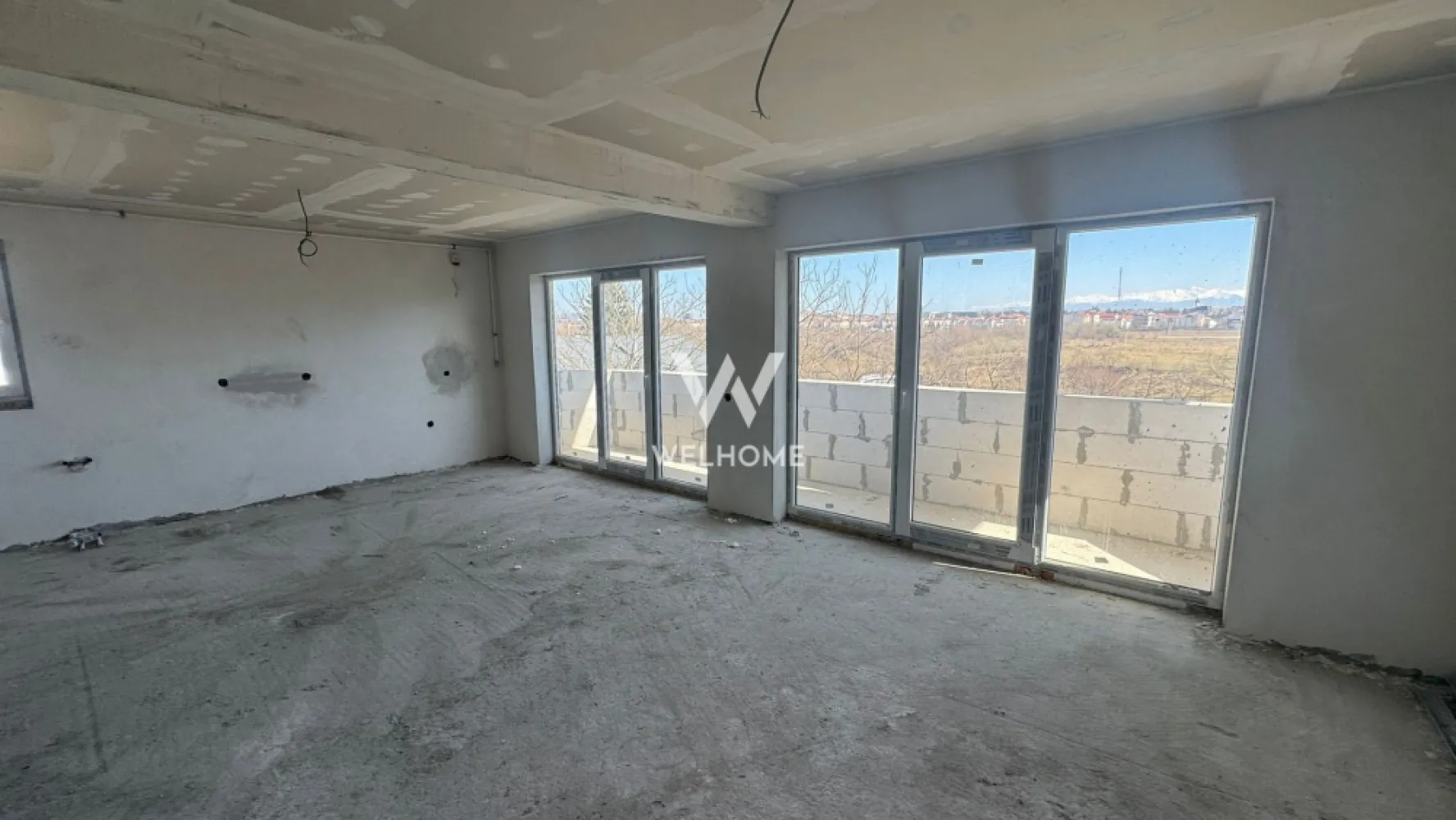 Apartament 2 camere, 61 mp, Turnisor Sibiu - Apartament 2 camere de vanzare, zona Turnisor, Sibiu.

- Direct de la dezvoltator, COMISION 0%, 
- Suprafata utila: 61 mp
- Dormitor, baie, living cu bucatarie deschisa, hol
- Doua balcoane in suprafata totala de 11 mp
- Interior semifinisat LA GRI: centrala, calorifere, sapa elicopterizata, peretii tencuiti, usa la intrare, geamuri termopan, instalatii electrice, termice si sanitare.
- Exteriorul LA CHEIE: izolatie exterioara si decorativa, casa scarii la cheie, toate utilitatile racordate.
- Zona amenajata, pavata si iluminata, parcari delimitate
- Aproape de centrele comerciale, scoli, gradinite, clinici, transport in comun.

PRET: 107.000 Euro - Negociabil

Se accepta si credit ipotecar!