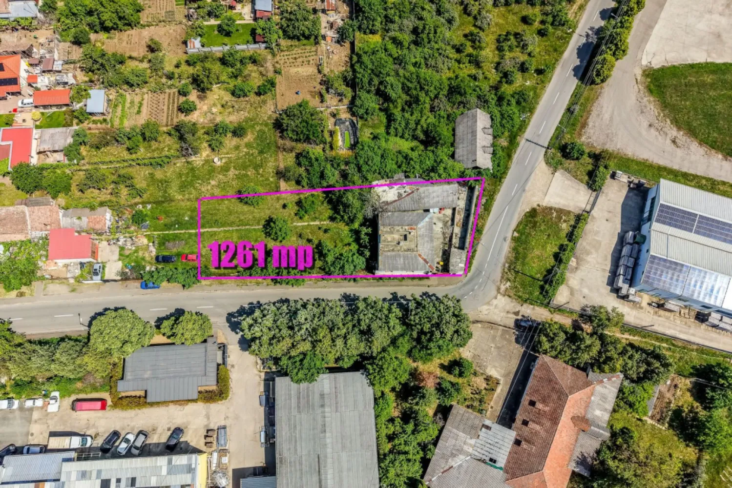 Teren de 1261 mp pe colt, in Aradul Nou, cu front de 60 m + 23 m - Va propunem spre vanzare o parcela de teren cu potential comercial si logistic deosebit, situata intr-o zona cu trafic intens si vizibilitate maxima din cartierul Aradul Nou. Proprietatea reprezinta o oportunitate strategica pentru dezvoltare imobiliara sau pentru implementarea unui business de servicii, datorita pozitiei sale unice pe colt.

Terenul are o suprafata totala de 1261 mp si beneficiaza de deschidere pe doua străzi, oferind un front stradal cumulat deosebit de generos.

Indicatori tehnici si configuratie:
Suprafata teren: 1261 mp
Pozitionare pe colt, oferind vizibilitate si impact vizual maxim pentru fluxul auto.
Front stradal principal: 60 de m la strada circulata.
Front stradal secundar: 23 de m la strada circulata.
Procent de ocupare a terenului (POT): 35%
Coeficient de utilizare a terenului (CUT): 0.95

Amplasare strategica: zona excelent conectata la rețeaua urbana si la nodurile de iesire din oras (autostrada A1, directia Timisoara).

Pret: 249.000 € (197 €/mp) | COMISION 0%

Pentru detalii și vizionare:
Sebastian Nica – 0722 252 639

Nu dispui de toată suma? Te ajutăm noi gratuit! Îți obținem oferte de la 16 bănci.

Ai o proprietate de vânzare în Arad și vrei să știi cât valorează cu adevărat?
Sună-mă pentru o evaluare gratuită, fără obligații.

Birou: ACASĂ | Agenție imobiliară Arad
Bulevardul Decebal 2, Arad 310133