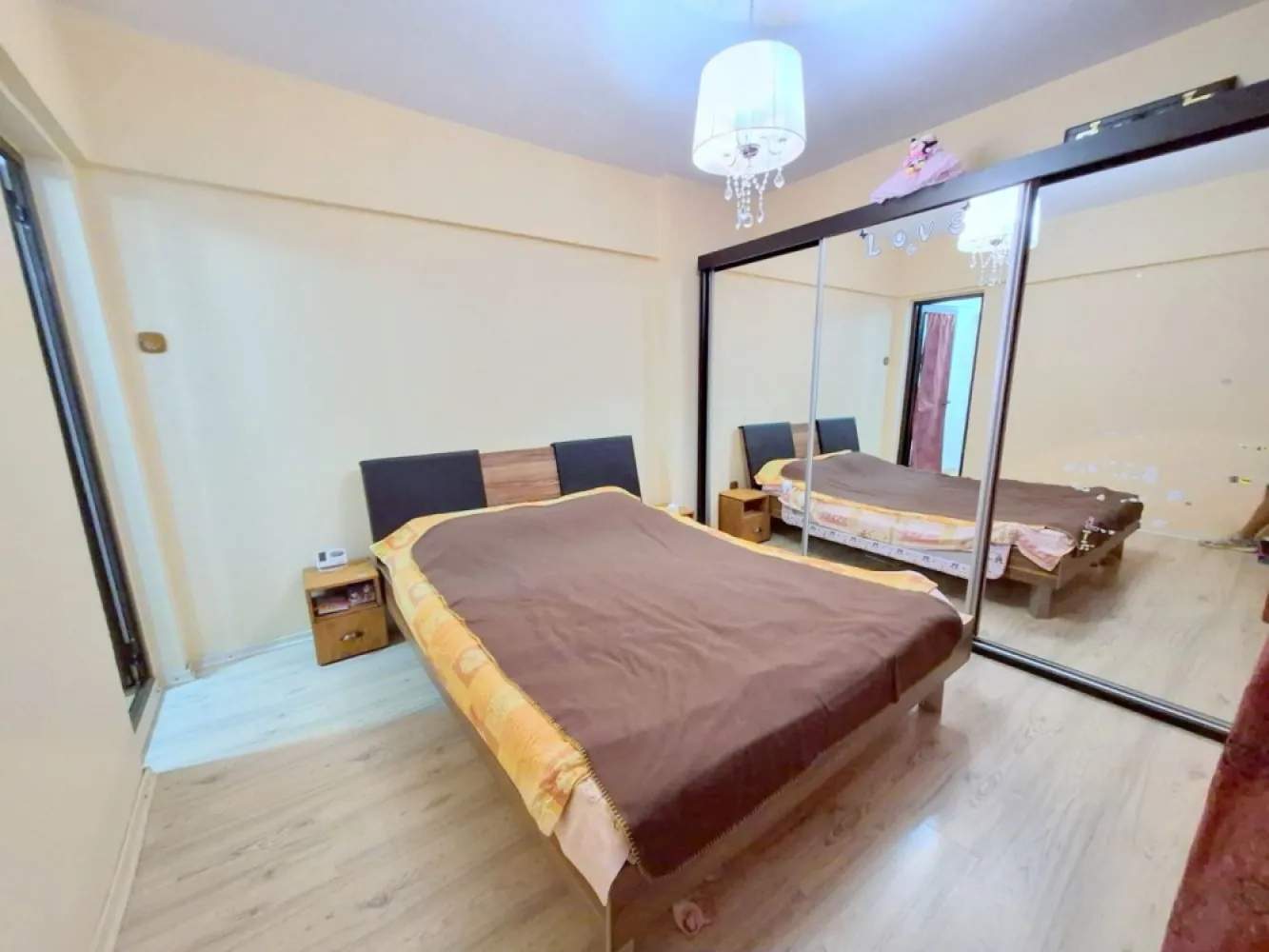 De inchiriat apartament cu 2 camere, Micro 17, parter, 400 euro - Se oferă spre închiriere un apartament cu 2 camere, situat în cartierul Micro 17, la parter. Apartamentul este decomandat, complet mobilat și utilat, fiind pregătit pentru mutare imediată.
Dotări:
- Centrală termică proprie
- Aer condiționat
- Mobilat complet
- Utilat cu electrocasnice
Apartamentul este potrivit pentru o persoană, un cuplu sau o familie care își dorește confort și acces facil la facilitățile din zonă.
Nu se accepta animale de companie.
Preț: 400 euro/lună.
Garantie returnabila 400 euro.
Se percepe comision de tranzactionare.
Pentru mai multe informații sau pentru programarea unei vizionări, vă rog să mă contactați 0746.252.252 Liliana Ene, Mag Invest.