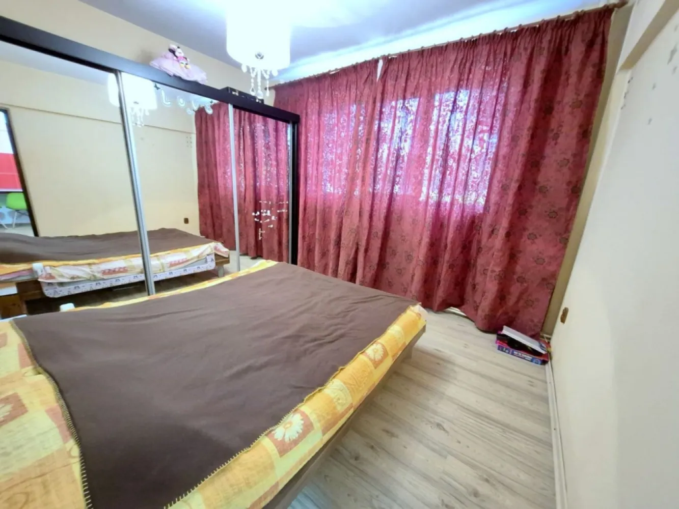 De inchiriat apartament cu 2 camere, Micro 17, parter, 400 euro - Se oferă spre închiriere un apartament cu 2 camere, situat în cartierul Micro 17, la parter. Apartamentul este decomandat, complet mobilat și utilat, fiind pregătit pentru mutare imediată.
Dotări:
- Centrală termică proprie
- Aer condiționat
- Mobilat complet
- Utilat cu electrocasnice
Apartamentul este potrivit pentru o persoană, un cuplu sau o familie care își dorește confort și acces facil la facilitățile din zonă.
Nu se accepta animale de companie.
Preț: 400 euro/lună.
Garantie returnabila 400 euro.
Se percepe comision de tranzactionare.
Pentru mai multe informații sau pentru programarea unei vizionări, vă rog să mă contactați 0746.252.252 Liliana Ene, Mag Invest.