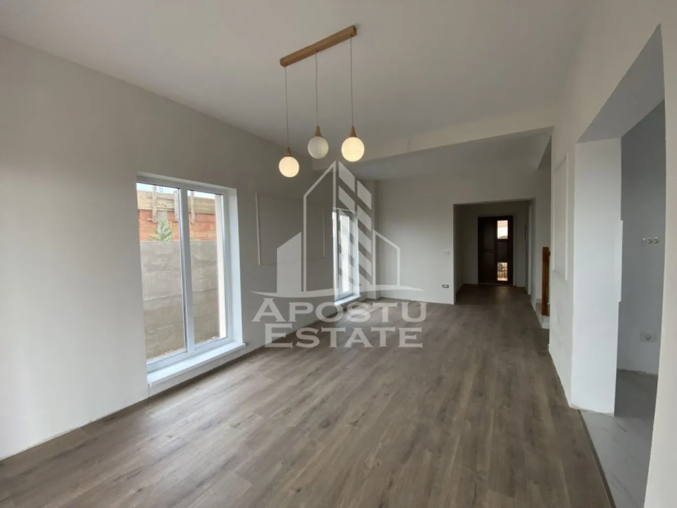 Duplex insorit de vanzare Sacalaz - APOSTU ESTATE va propune spre vanzare o proprietate insorita situata intr-un cartier rezidential nou intr-o parte linistita a comunei Sacalaz in apropiere de soseaua principala.

Casa este de tip duplex, construita in regim P+1E cu pod, cu suprafata utila de 117 mp si suprafata de teren aferenta de 313 mp.

Incalzirea este prin pardoseala, cu centrala proprie pe gaz.

Distanta de aproximativ 10km pana in Timisoara se parcurge usor cu masina.

Compartimentare parter:
-hol de acces;
-birou care poate fi folosit ca dormitor;
-baie;
-camera de zi cu loc de luat masa si iesire pe terasa acoperita din curte;
-bucatarie care poate fi inchisa sau deschisa;
-spatiu tehnic;
-casa scarii cu loc de depozitare;

Compartimentare etaj:
-dormitor principal cu baie proprie si dressing;
-doua dormitoare secundare;
-baie mare, cu cada, cu geam de aerisire.
-urcarea in pod se face din hol.

Casa este racordata la curent, trifazic, gaz, apa din foraj propriu, fosa septica.

Curtea este mare, cu spatiu suficient pentru diferite activitati.

Va invitam la o vizionare chiar astazi.

CP3210674