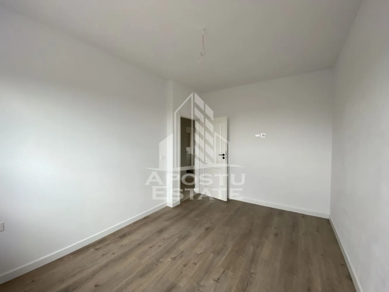 Duplex insorit de vanzare Sacalaz - APOSTU ESTATE va propune spre vanzare o proprietate insorita situata intr-un cartier rezidential nou intr-o parte linistita a comunei Sacalaz in apropiere de soseaua principala.

Casa este de tip duplex, construita in regim P+1E cu pod, cu suprafata utila de 117 mp si suprafata de teren aferenta de 313 mp.

Incalzirea este prin pardoseala, cu centrala proprie pe gaz.

Distanta de aproximativ 10km pana in Timisoara se parcurge usor cu masina.

Compartimentare parter:
-hol de acces;
-birou care poate fi folosit ca dormitor;
-baie;
-camera de zi cu loc de luat masa si iesire pe terasa acoperita din curte;
-bucatarie care poate fi inchisa sau deschisa;
-spatiu tehnic;
-casa scarii cu loc de depozitare;

Compartimentare etaj:
-dormitor principal cu baie proprie si dressing;
-doua dormitoare secundare;
-baie mare, cu cada, cu geam de aerisire.
-urcarea in pod se face din hol.

Casa este racordata la curent, trifazic, gaz, apa din foraj propriu, fosa septica.

Curtea este mare, cu spatiu suficient pentru diferite activitati.

Va invitam la o vizionare chiar astazi.

CP3210674