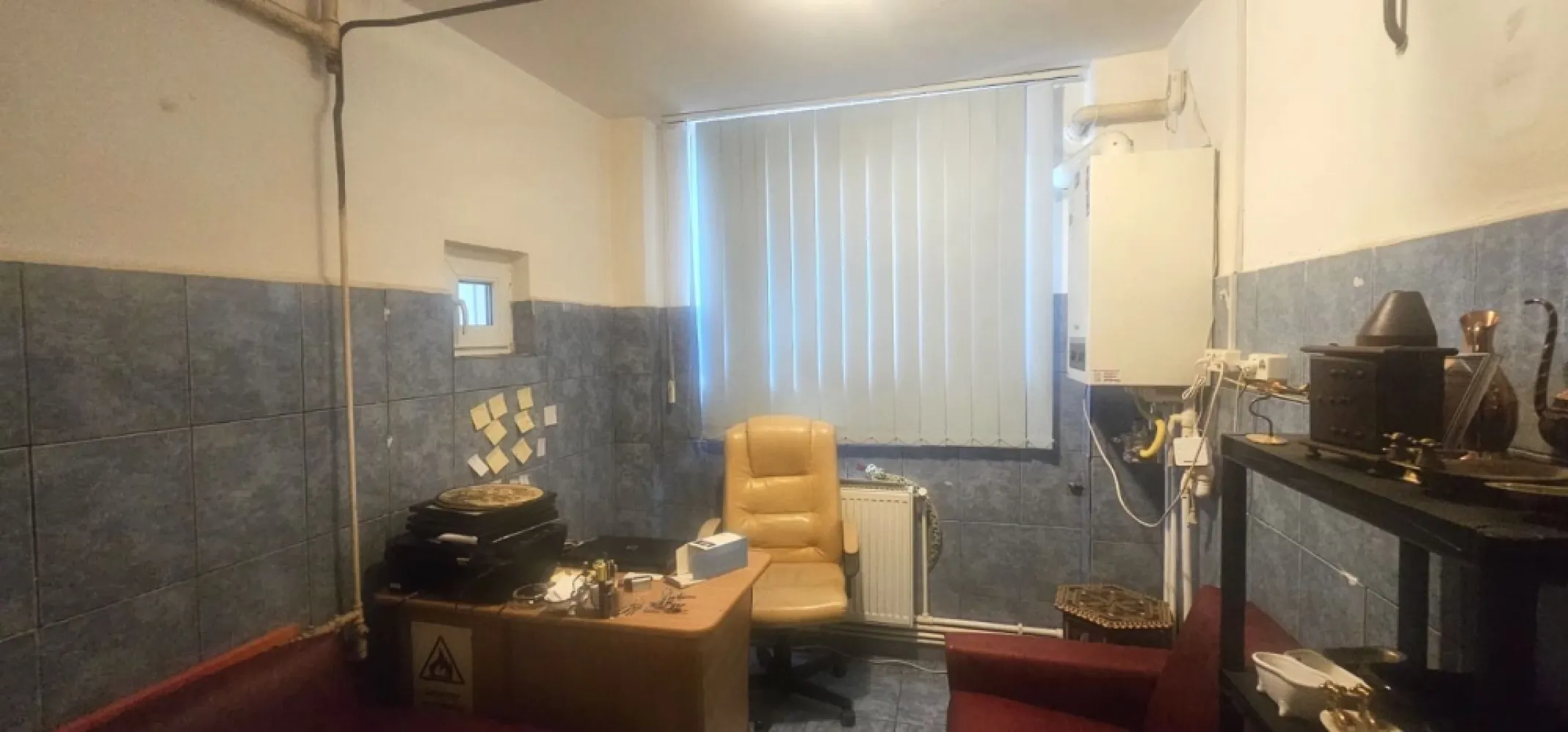 De vanzare apartament cu 2 camere, zona Nespalata, 72.000 euro - Vă propunem spre vânzare un apartament cu 2 camere, situat la parterul unui imobil amplasat într-una dintre cele mai căutate zone ale orașului – zona Centrală, în apropierea de Nespalata. Poziționarea excelentă oferă acces rapid către Faleză, instituții de învățământ, magazine, mijloace de transport în comun, farmacii, restaurante și toate punctele de interes ale orașului.
Apartamentul reprezintă o oportunitate ideală pentru cei care doresc să își amenajeze locuința după propriul gust sau pentru investitorii care caută un imobil cu potențial ridicat de valorificare. Necesită renovare completă, oferind astfel libertatea de a personaliza fiecare spațiu în funcție de preferințe și necesități.
Fiind situat la parter, apartamentul este potrivit atât pentru locuit, cât și pentru desfășurarea unor activități de birou, cabinet sau alte destinații permise de reglementările în vigoare.
Avantaje:
- Zonă centrală, foarte bine cotată;
- La câteva minute de Faleză;
- Aproape de școli, grădinițe, magazine și mijloace de transport;
- Parter – acces facil;
- Compartimentare practică;
- Posibilitate de amenajare integrală după propriul proiect;
- Potențial excelent pentru investiție sau închiriere.
Dacă sunteți în căutarea unui apartament bine poziționat, într-o zonă cu cerere ridicată și multiple posibilități de amenajare, această proprietate merită vizionată.
Pret 72.000 euro.
Pentru informații suplimentare și programarea unei vizionări, vă stăm la dispoziție 0740.949.871 Marian Ene, Agentia Mag Invest.