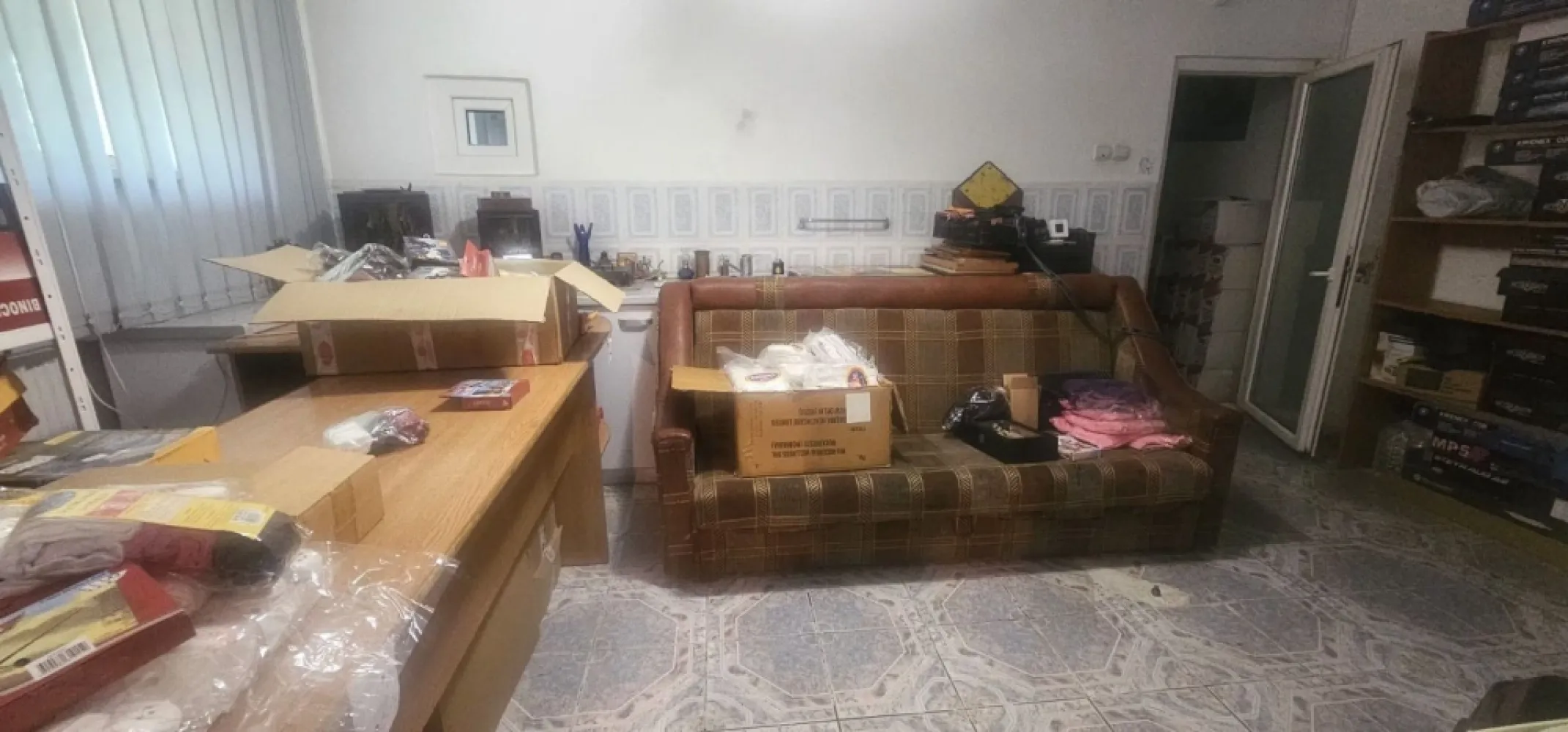 De vanzare apartament cu 2 camere, zona Nespalata, 72.000 euro - Vă propunem spre vânzare un apartament cu 2 camere, situat la parterul unui imobil amplasat într-una dintre cele mai căutate zone ale orașului – zona Centrală, în apropierea de Nespalata. Poziționarea excelentă oferă acces rapid către Faleză, instituții de învățământ, magazine, mijloace de transport în comun, farmacii, restaurante și toate punctele de interes ale orașului.
Apartamentul reprezintă o oportunitate ideală pentru cei care doresc să își amenajeze locuința după propriul gust sau pentru investitorii care caută un imobil cu potențial ridicat de valorificare. Necesită renovare completă, oferind astfel libertatea de a personaliza fiecare spațiu în funcție de preferințe și necesități.
Fiind situat la parter, apartamentul este potrivit atât pentru locuit, cât și pentru desfășurarea unor activități de birou, cabinet sau alte destinații permise de reglementările în vigoare.
Avantaje:
- Zonă centrală, foarte bine cotată;
- La câteva minute de Faleză;
- Aproape de școli, grădinițe, magazine și mijloace de transport;
- Parter – acces facil;
- Compartimentare practică;
- Posibilitate de amenajare integrală după propriul proiect;
- Potențial excelent pentru investiție sau închiriere.
Dacă sunteți în căutarea unui apartament bine poziționat, într-o zonă cu cerere ridicată și multiple posibilități de amenajare, această proprietate merită vizionată.
Pret 72.000 euro.
Pentru informații suplimentare și programarea unei vizionări, vă stăm la dispoziție 0740.949.871 Marian Ene, Agentia Mag Invest.