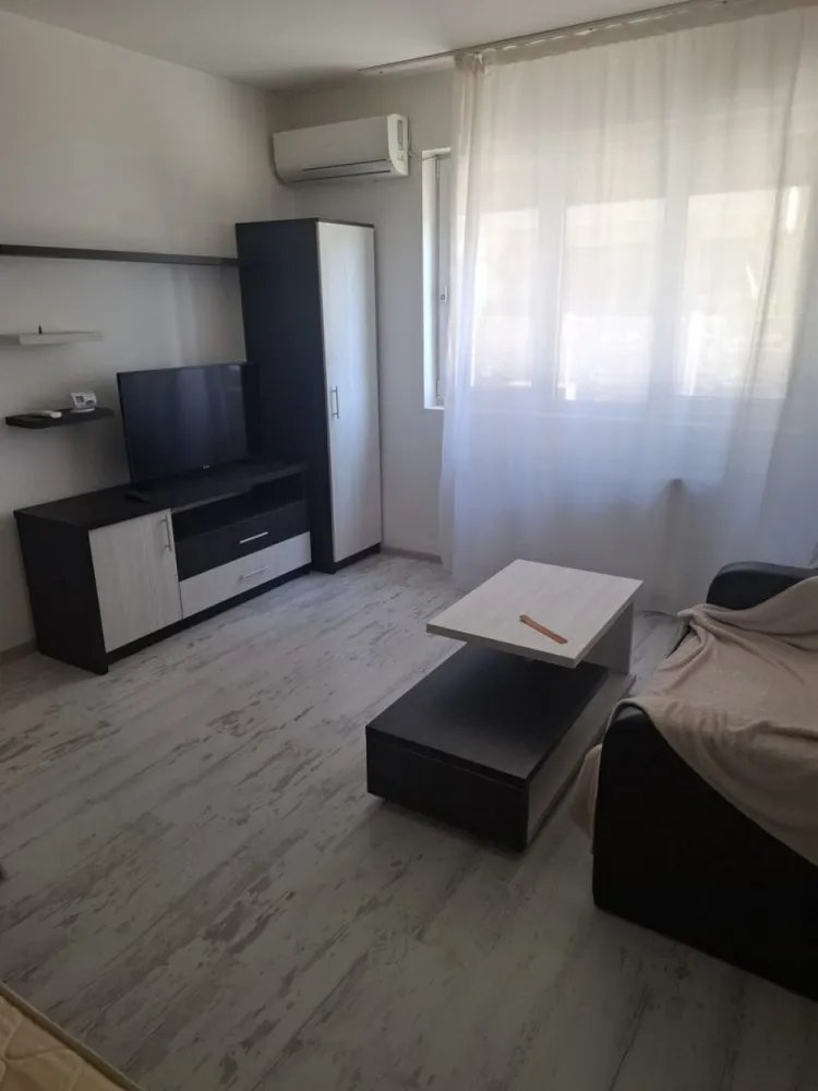 BRASADAS inchiriaza garsoniera etaj 5/5 zona Metalurgiei. - Agenția imobiliara BRASADAS inchiriaza garsoniera mobilata si utilata, construita in 2025 la etajul 5/5 in zona Metalurgiei pe Drumul Binelui in bloc cu LIFT.
Pretul chiriei este 1.950 Lei si conține TVA.
Garsoniera este utilata si mobilata si are loc de parcare inclus in pret.
Www.brasadas.com.