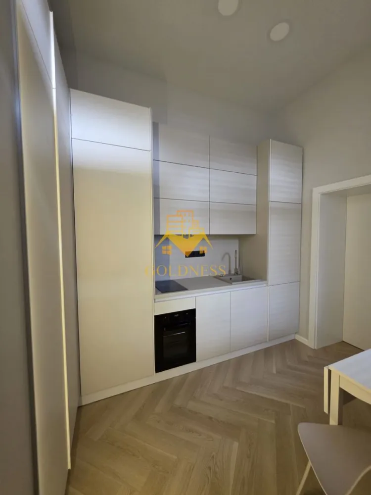 O camera, 30 mp, Premium, Ultracentral, Iuliu Maniu Zona Piata Unirii - GOLDNESS Imobiliare vă propune un apartament cu o cameră, într-o clădire istorică, în inima Ultracentrului – Strada Iuliu Maniu, la doar câțiva pași de Piața Unirii
Pentru studenții care își doresc o adresă de prestigiu, aproape de tot ce contează, acest apartament este alegerea ideală. Situat la parterul unei clădiri istorice cu 1 etaj, îmbină farmecul arhitectural al zonei vechi a orașului cu toate confortul modern necesar unui stil de viață activ.
Locație de excepție:

La câțiva pași de Piața Unirii
Aproape de UMF – ideal pentru studenții la Medicină
În apropierea Casei de Cultură a Studenților
La câteva minute de mers pe jos de Piața Muzeului
Acces facil la stații de transport în comun, magazine, restaurante, spații verzi și farmacii
Posibilitate de a face abonament la Primărie

Compartimentare:

Bucătărie complet mobilată și utilată, la standard Premium, cu toate dotările necesare pentru un trai independent și confortabil
Dormitor complet mobilat (patul urmează să fie livrat)
Baie cu cabină de duș, calorifer port-prosop și dulap de depozitare

Dotări suplimentare: centrală termică proprie, frigider, aragaz, hotă, mașină de spălat haine, mașină de spălat vase.
Un spațiu gândit pentru studenții care își doresc confort, siguranță și o locație de top, în plin centru istoric al orașului.
📞 Pentru vizionări sau alte oferte disponibile, nu ezitați să ne contactați telefonic sau prin e-mail. Vă stăm la dispoziție!
💰 Pentru intermediere se percepe un comision de 50% din prețul chiriei.