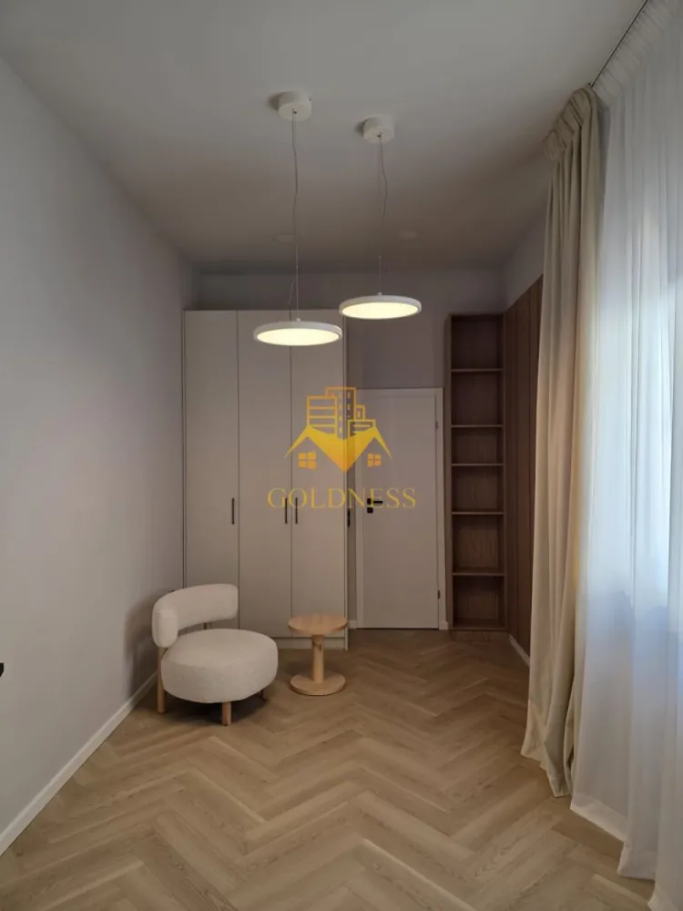 O camera, 30 mp, Premium, Ultracentral, Iuliu Maniu Zona Piata Unirii - GOLDNESS Imobiliare vă propune un apartament cu o cameră, într-o clădire istorică, în inima Ultracentrului – Strada Iuliu Maniu, la doar câțiva pași de Piața Unirii
Pentru studenții care își doresc o adresă de prestigiu, aproape de tot ce contează, acest apartament este alegerea ideală. Situat la parterul unei clădiri istorice cu 1 etaj, îmbină farmecul arhitectural al zonei vechi a orașului cu toate confortul modern necesar unui stil de viață activ.
Locație de excepție:

La câțiva pași de Piața Unirii
Aproape de UMF – ideal pentru studenții la Medicină
În apropierea Casei de Cultură a Studenților
La câteva minute de mers pe jos de Piața Muzeului
Acces facil la stații de transport în comun, magazine, restaurante, spații verzi și farmacii
Posibilitate de a face abonament la Primărie

Compartimentare:

Bucătărie complet mobilată și utilată, la standard Premium, cu toate dotările necesare pentru un trai independent și confortabil
Dormitor complet mobilat (patul urmează să fie livrat)
Baie cu cabină de duș, calorifer port-prosop și dulap de depozitare

Dotări suplimentare: centrală termică proprie, frigider, aragaz, hotă, mașină de spălat haine, mașină de spălat vase.
Un spațiu gândit pentru studenții care își doresc confort, siguranță și o locație de top, în plin centru istoric al orașului.
📞 Pentru vizionări sau alte oferte disponibile, nu ezitați să ne contactați telefonic sau prin e-mail. Vă stăm la dispoziție!
💰 Pentru intermediere se percepe un comision de 50% din prețul chiriei.