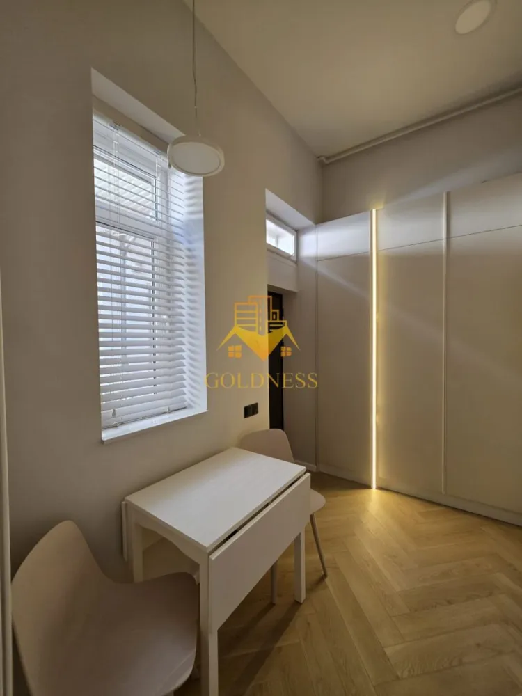 O camera, 30 mp, Premium, Ultracentral, Iuliu Maniu Zona Piata Unirii - GOLDNESS Imobiliare vă propune un apartament cu o cameră, într-o clădire istorică, în inima Ultracentrului – Strada Iuliu Maniu, la doar câțiva pași de Piața Unirii
Pentru studenții care își doresc o adresă de prestigiu, aproape de tot ce contează, acest apartament este alegerea ideală. Situat la parterul unei clădiri istorice cu 1 etaj, îmbină farmecul arhitectural al zonei vechi a orașului cu toate confortul modern necesar unui stil de viață activ.
Locație de excepție:

La câțiva pași de Piața Unirii
Aproape de UMF – ideal pentru studenții la Medicină
În apropierea Casei de Cultură a Studenților
La câteva minute de mers pe jos de Piața Muzeului
Acces facil la stații de transport în comun, magazine, restaurante, spații verzi și farmacii
Posibilitate de a face abonament la Primărie

Compartimentare:

Bucătărie complet mobilată și utilată, la standard Premium, cu toate dotările necesare pentru un trai independent și confortabil
Dormitor complet mobilat (patul urmează să fie livrat)
Baie cu cabină de duș, calorifer port-prosop și dulap de depozitare

Dotări suplimentare: centrală termică proprie, frigider, aragaz, hotă, mașină de spălat haine, mașină de spălat vase.
Un spațiu gândit pentru studenții care își doresc confort, siguranță și o locație de top, în plin centru istoric al orașului.
📞 Pentru vizionări sau alte oferte disponibile, nu ezitați să ne contactați telefonic sau prin e-mail. Vă stăm la dispoziție!
💰 Pentru intermediere se percepe un comision de 50% din prețul chiriei.