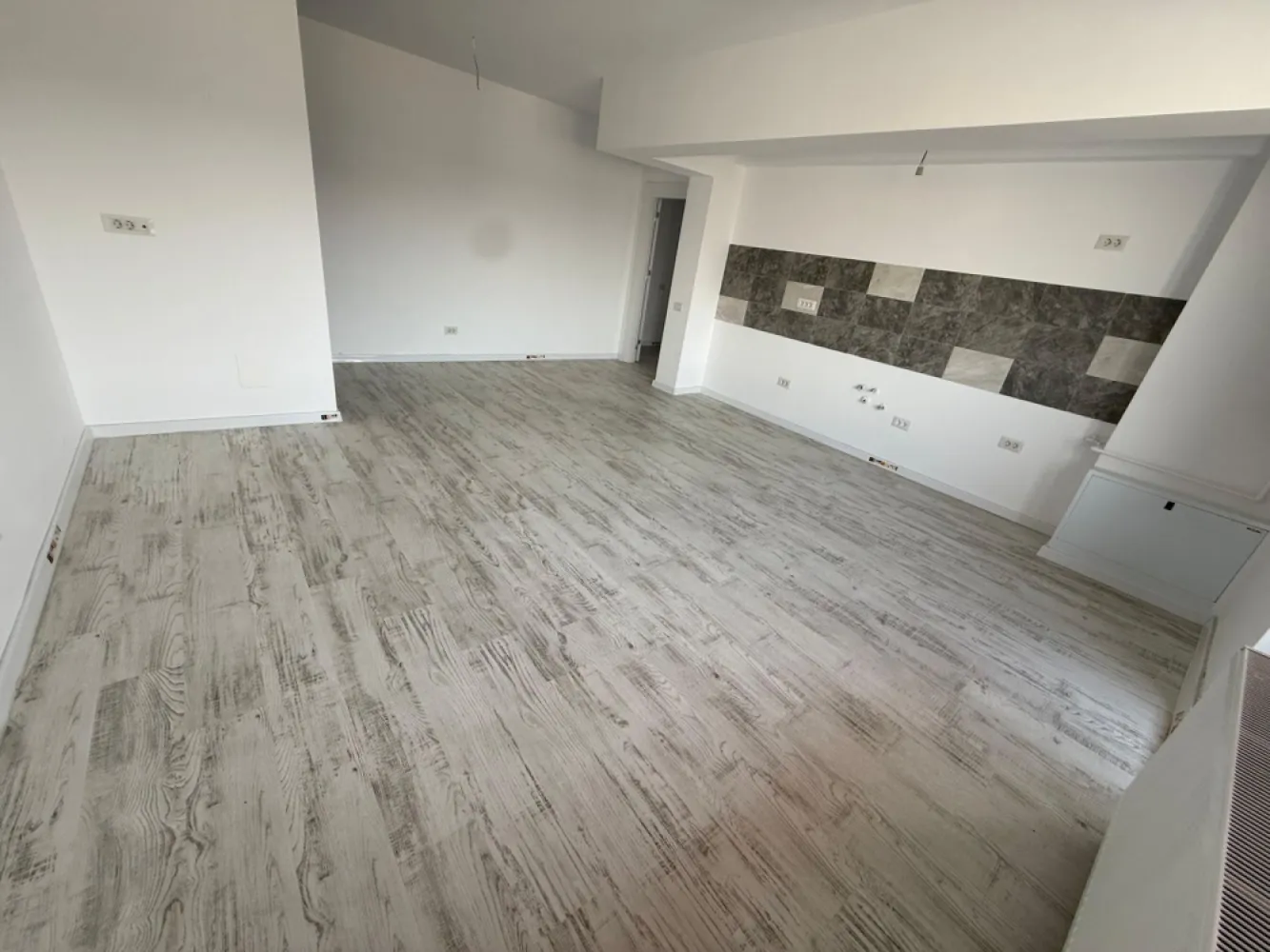 Apartament 2 camere Militari - drumul Osiei - metrou - COMISION 0% Oferta de vanzare apartament cu 2 camere situat pe drumul Osiei, foarte aproape de metrou. Apartamentul este complet finisat, situat la etajul 6. Detalii suplimentare la numarul de telefon din anunt.