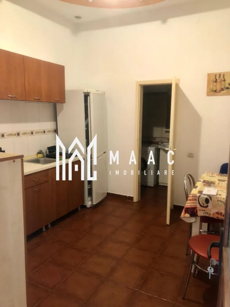 Garsoniera 43 | Decomandat | Modern - MAAC Imobiliare vă propune spre închiriere o garsonieră spațioasă situată în zona ultracentrală, ideală pentru persoanele care își doresc acces rapid la punctele de interes din oraș. Proprietatea are o suprafață de 43 mp și beneficiază de o compartimentare practică, fiind luminoasă și bine organizată pentru un confort optim în utilizarea zilnică. Locuința dispune de cameră generoasă, bucătărie și baie, oferind spațiul necesar pentru un stil de viață urban confortabil.

Garsoniera este amplasată într-o zonă ultracentrală apreciată pentru accesul facil către magazine, servicii, instituții și zone de interes ale orașului. Datorită poziționării și compartimentării, proprietatea reprezintă o opțiune potrivită pentru închiriere pe termen lung.

Compartimentare și dotări:
-bucătărie separată
-dormitor
-cabină de duș
-mașină de spălat
-curte comună

Proprietatea se închiriază pe o perioadă minimă de 1 an.

Nu sunt acceptate animale de companie.

Se percepe o garanție în cuantumul unei chirii lunare.

Pentru mai multe detalii vă rugăm să menționați telefonic că ați văzut anunțul cu numărul CP2964187.