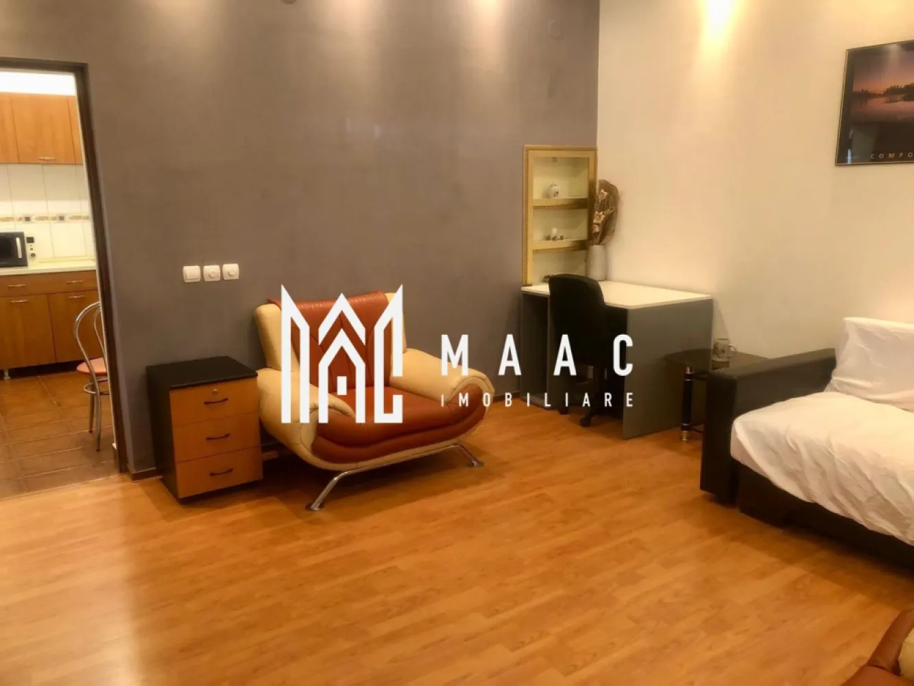 Garsoniera 43 | Decomandat | Modern - MAAC Imobiliare vă propune spre închiriere o garsonieră spațioasă situată în zona ultracentrală, ideală pentru persoanele care își doresc acces rapid la punctele de interes din oraș. Proprietatea are o suprafață de 43 mp și beneficiază de o compartimentare practică, fiind luminoasă și bine organizată pentru un confort optim în utilizarea zilnică. Locuința dispune de cameră generoasă, bucătărie și baie, oferind spațiul necesar pentru un stil de viață urban confortabil.

Garsoniera este amplasată într-o zonă ultracentrală apreciată pentru accesul facil către magazine, servicii, instituții și zone de interes ale orașului. Datorită poziționării și compartimentării, proprietatea reprezintă o opțiune potrivită pentru închiriere pe termen lung.

Compartimentare și dotări:
-bucătărie separată
-dormitor
-cabină de duș
-mașină de spălat
-curte comună

Proprietatea se închiriază pe o perioadă minimă de 1 an.

Nu sunt acceptate animale de companie.

Se percepe o garanție în cuantumul unei chirii lunare.

Pentru mai multe detalii vă rugăm să menționați telefonic că ați văzut anunțul cu numărul CP2964187.