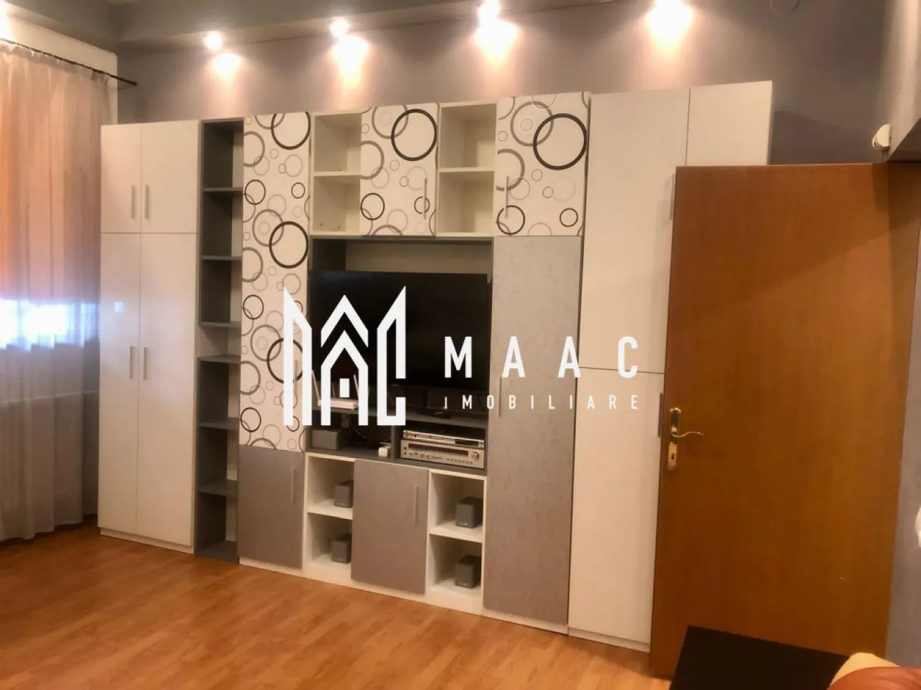 Garsoniera 43 | Decomandat | Modern - MAAC Imobiliare vă propune spre închiriere o garsonieră spațioasă situată în zona ultracentrală, ideală pentru persoanele care își doresc acces rapid la punctele de interes din oraș. Proprietatea are o suprafață de 43 mp și beneficiază de o compartimentare practică, fiind luminoasă și bine organizată pentru un confort optim în utilizarea zilnică. Locuința dispune de cameră generoasă, bucătărie și baie, oferind spațiul necesar pentru un stil de viață urban confortabil.

Garsoniera este amplasată într-o zonă ultracentrală apreciată pentru accesul facil către magazine, servicii, instituții și zone de interes ale orașului. Datorită poziționării și compartimentării, proprietatea reprezintă o opțiune potrivită pentru închiriere pe termen lung.

Compartimentare și dotări:
-bucătărie separată
-dormitor
-cabină de duș
-mașină de spălat
-curte comună

Proprietatea se închiriază pe o perioadă minimă de 1 an.

Nu sunt acceptate animale de companie.

Se percepe o garanție în cuantumul unei chirii lunare.

Pentru mai multe detalii vă rugăm să menționați telefonic că ați văzut anunțul cu numărul CP2964187.