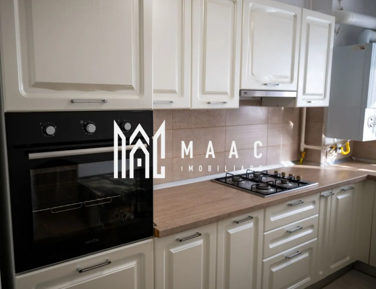 Apartament 2 camere | 56MPU | Balcon | Avantgarden - MAAC Imobiliare vă propune spre închiriere un apartament cu 2 camere situat în cartierul Avangarden, într-o zonă liniștită și în continuă dezvoltare, apreciată pentru accesul facil către zonele de interes ale orașului și pentru atmosfera rezidențială modernă. Locuința are o suprafață utilă de 56 mp, este luminoasă și bine compartimentată, oferind un spațiu confortabil pentru locuire. Apartamentul beneficiază de balcon, centrală proprie, bucătărie mobilată, aer condiționat și loc de parcare, fiind potrivit pentru persoanele care își doresc confort și funcționalitate într-un ansamblu rezidențial modern.

Imobilul dispune de lift, iar apartamentul este echipat cu dotări care asigură un nivel bun de confort pentru locuirea pe termen lung.

Detalii și compartimentare:
-suprafață utilă 56 mp
-dormitor
-centrală proprie
-bucătărie
-balcon
-aer condiționat
-loc de parcare
-imobil cu lift
-mașină de spălat

Nu se acceptă animale de companie.

Se percepe o garanție în cuantumul unei chirii lunare.

Perioada minimă de închiriere este de 12 luni.

Pentru mai multe detalii vă rugăm să menționați telefonic că ați văzut anunțul cu numărul CP2970018.