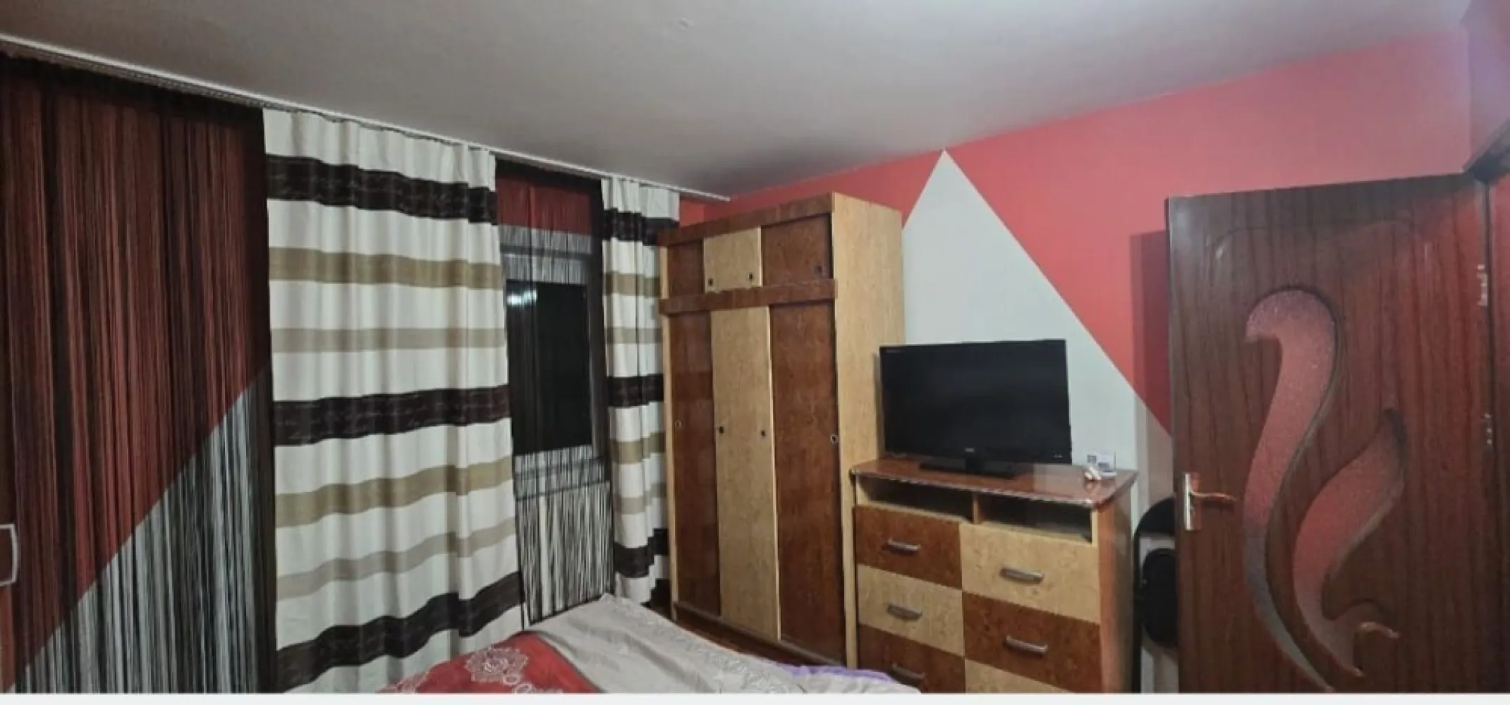 Apartament 2 camere decomandat, et.1, centru, mobilat, parcare - Se vinde apartament cu 2 camere, situat la etajul 1, în blocul P7, zonă centrală. Apartamentul este decomandat și se vinde complet mobilat, exact ca în fotografii. Dispune de instalație sanitară și electrică schimbate, iar blocul beneficiază de izolație exterioară. În preț este inclus și un loc de parcare.