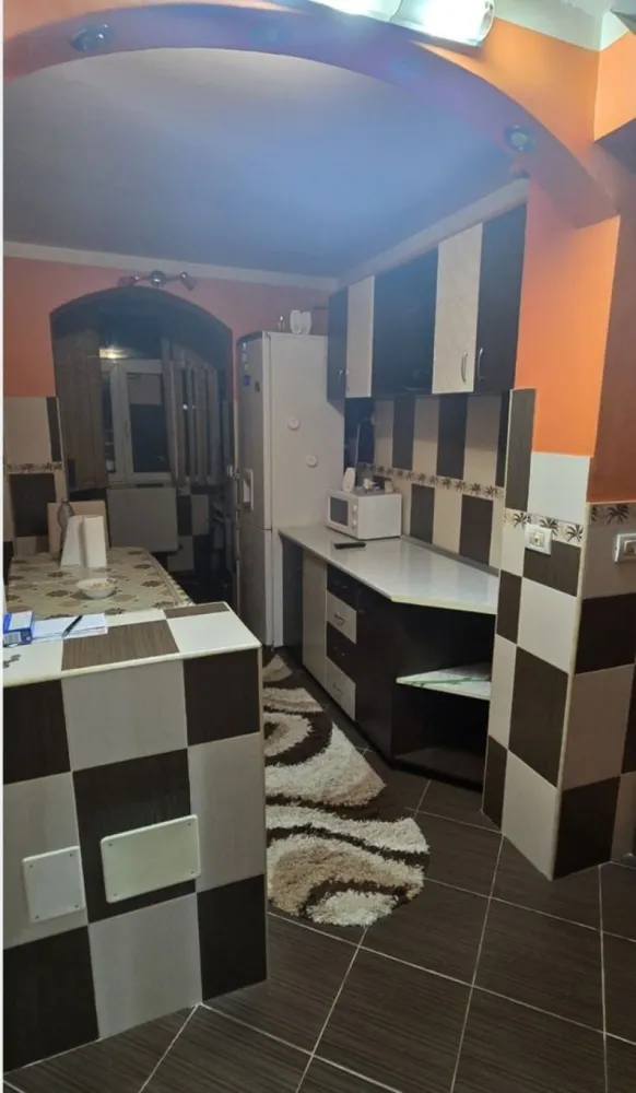 Apartament 2 camere decomandat, et.1, centru, mobilat, parcare - Se vinde apartament cu 2 camere, situat la etajul 1, în blocul P7, zonă centrală. Apartamentul este decomandat și se vinde complet mobilat, exact ca în fotografii. Dispune de instalație sanitară și electrică schimbate, iar blocul beneficiază de izolație exterioară. În preț este inclus și un loc de parcare.