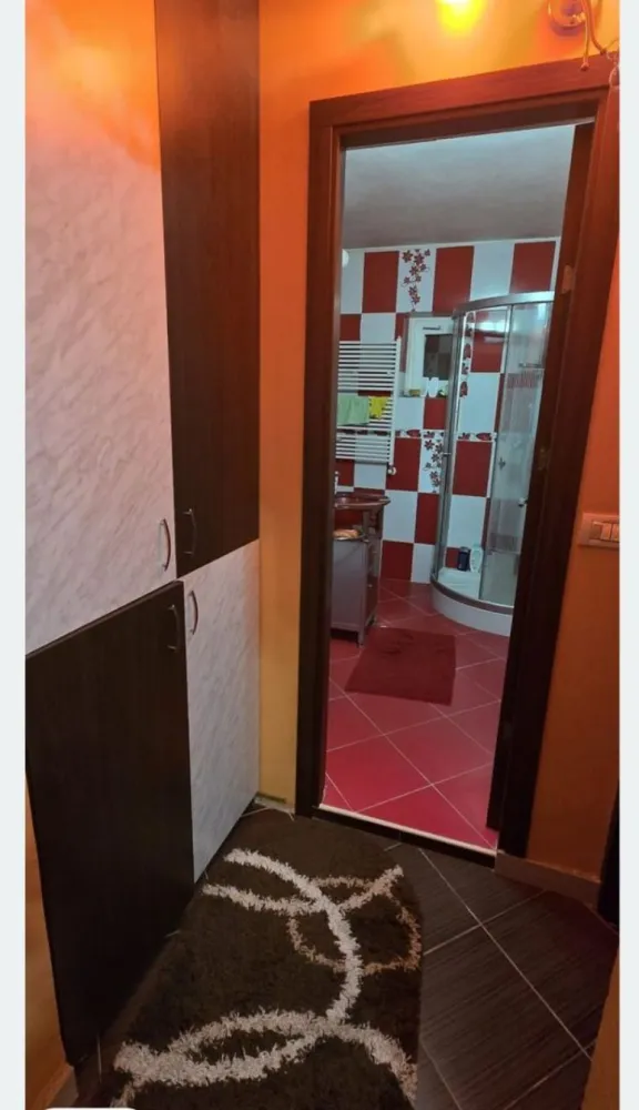 Apartament 2 camere decomandat, et.1, centru, mobilat, parcare - Se vinde apartament cu 2 camere, situat la etajul 1, în blocul P7, zonă centrală. Apartamentul este decomandat și se vinde complet mobilat, exact ca în fotografii. Dispune de instalație sanitară și electrică schimbate, iar blocul beneficiază de izolație exterioară. În preț este inclus și un loc de parcare.