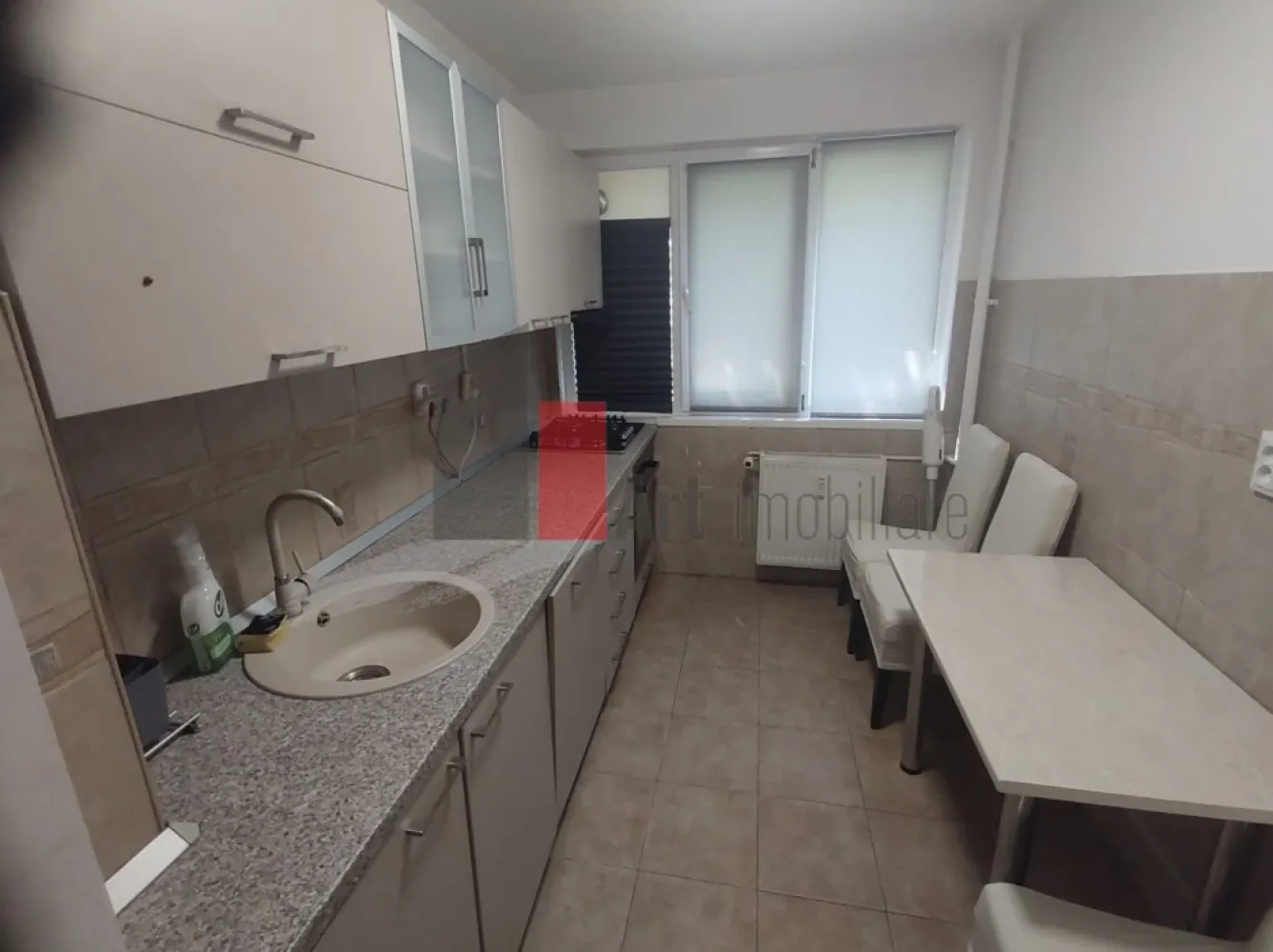 Vânzare apartament 2 camere Park Lake - IOR - Vă propun spre achiziție un apartament semidecomandat de 2 camere, luminos, situat la etajul 3/10.

Complet renovat, are instalațiile electrice și sanitare schimbate. Baia are geam, pentru aerisire proprie. Suprafața utilă totală este de 51,34 mp, care include și suprafața balconului, 3,77 mp. Ușile, parchetul au fost schimbate, iar balconul a fost închis.

Apartamentul se vinde mobilat și utilat, ca în poze.
Imobilul este izolat termic și nu este inclus în nici o clasă de risc sau de urgență.
Este situat la 10-15 minute de mers pe jos de stația de metrou Dristor, respectiv la 5 minute de Park Lake și Parcul Cuza.
Mijloacele de transport în comun sunt la mică distanță: 311, 330, 69, 79, N104, 640; 23, 27.

În apropiere sunt Școala 86, Grădinița 67, Parcul IOR, Mallul Park Lake. Imobilul beneficiază de spații verzi și locuri de joacă pentru copii.

Apartamentul este pretabil atât ca locuință, cât și ca investiție, putând fi închiriat imediat.

Pentru mai multe detalii și programarea unei vizionări, vă stau cu drag la dispoziție!