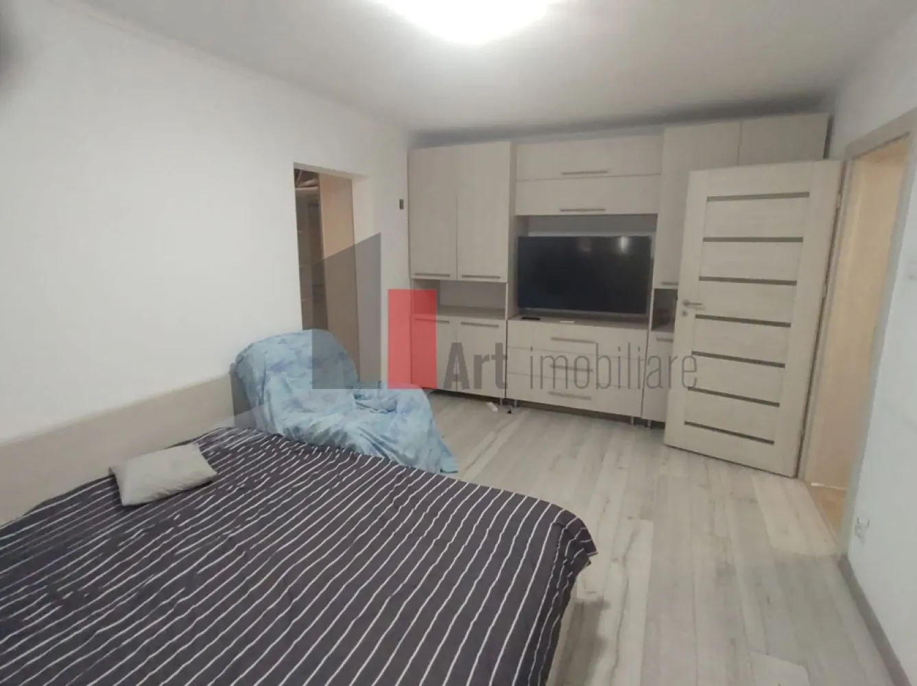 Vânzare apartament 2 camere Park Lake - IOR - Vă propun spre achiziție un apartament semidecomandat de 2 camere, luminos, situat la etajul 3/10.

Complet renovat, are instalațiile electrice și sanitare schimbate. Baia are geam, pentru aerisire proprie. Suprafața utilă totală este de 51,34 mp, care include și suprafața balconului, 3,77 mp. Ușile, parchetul au fost schimbate, iar balconul a fost închis.

Apartamentul se vinde mobilat și utilat, ca în poze.
Imobilul este izolat termic și nu este inclus în nici o clasă de risc sau de urgență.
Este situat la 10-15 minute de mers pe jos de stația de metrou Dristor, respectiv la 5 minute de Park Lake și Parcul Cuza.
Mijloacele de transport în comun sunt la mică distanță: 311, 330, 69, 79, N104, 640; 23, 27.

În apropiere sunt Școala 86, Grădinița 67, Parcul IOR, Mallul Park Lake. Imobilul beneficiază de spații verzi și locuri de joacă pentru copii.

Apartamentul este pretabil atât ca locuință, cât și ca investiție, putând fi închiriat imediat.

Pentru mai multe detalii și programarea unei vizionări, vă stau cu drag la dispoziție!