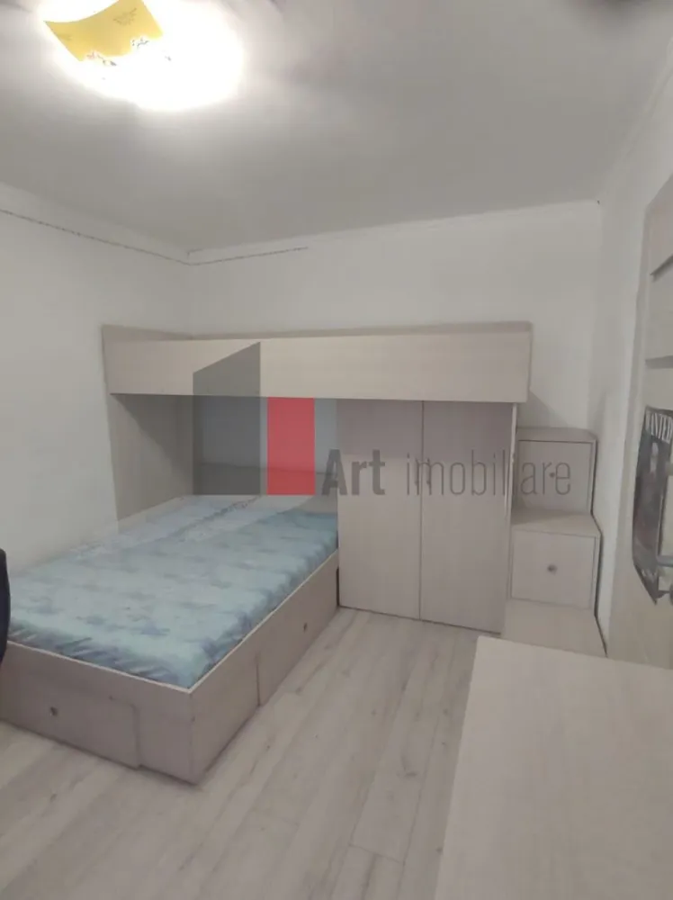 Vânzare apartament 2 camere Park Lake - IOR - Vă propun spre achiziție un apartament semidecomandat de 2 camere, luminos, situat la etajul 3/10.

Complet renovat, are instalațiile electrice și sanitare schimbate. Baia are geam, pentru aerisire proprie. Suprafața utilă totală este de 51,34 mp, care include și suprafața balconului, 3,77 mp. Ușile, parchetul au fost schimbate, iar balconul a fost închis.

Apartamentul se vinde mobilat și utilat, ca în poze.
Imobilul este izolat termic și nu este inclus în nici o clasă de risc sau de urgență.
Este situat la 10-15 minute de mers pe jos de stația de metrou Dristor, respectiv la 5 minute de Park Lake și Parcul Cuza.
Mijloacele de transport în comun sunt la mică distanță: 311, 330, 69, 79, N104, 640; 23, 27.

În apropiere sunt Școala 86, Grădinița 67, Parcul IOR, Mallul Park Lake. Imobilul beneficiază de spații verzi și locuri de joacă pentru copii.

Apartamentul este pretabil atât ca locuință, cât și ca investiție, putând fi închiriat imediat.

Pentru mai multe detalii și programarea unei vizionări, vă stau cu drag la dispoziție!