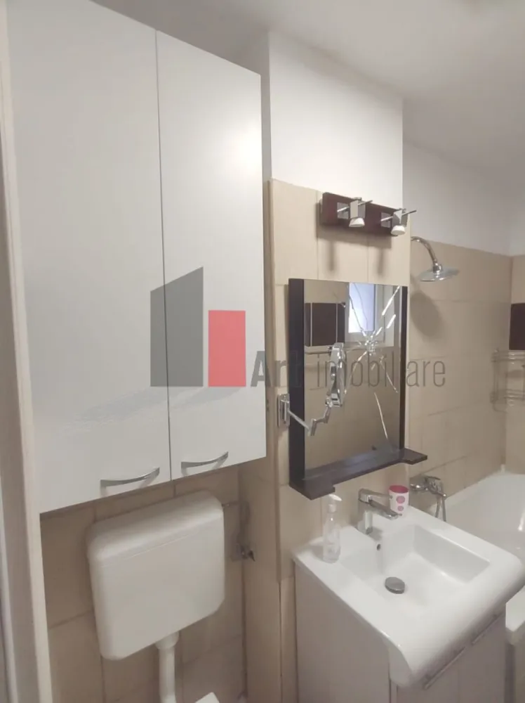 Vânzare apartament 2 camere Park Lake - IOR - Vă propun spre achiziție un apartament semidecomandat de 2 camere, luminos, situat la etajul 3/10.

Complet renovat, are instalațiile electrice și sanitare schimbate. Baia are geam, pentru aerisire proprie. Suprafața utilă totală este de 51,34 mp, care include și suprafața balconului, 3,77 mp. Ușile, parchetul au fost schimbate, iar balconul a fost închis.

Apartamentul se vinde mobilat și utilat, ca în poze.
Imobilul este izolat termic și nu este inclus în nici o clasă de risc sau de urgență.
Este situat la 10-15 minute de mers pe jos de stația de metrou Dristor, respectiv la 5 minute de Park Lake și Parcul Cuza.
Mijloacele de transport în comun sunt la mică distanță: 311, 330, 69, 79, N104, 640; 23, 27.

În apropiere sunt Școala 86, Grădinița 67, Parcul IOR, Mallul Park Lake. Imobilul beneficiază de spații verzi și locuri de joacă pentru copii.

Apartamentul este pretabil atât ca locuință, cât și ca investiție, putând fi închiriat imediat.

Pentru mai multe detalii și programarea unei vizionări, vă stau cu drag la dispoziție!