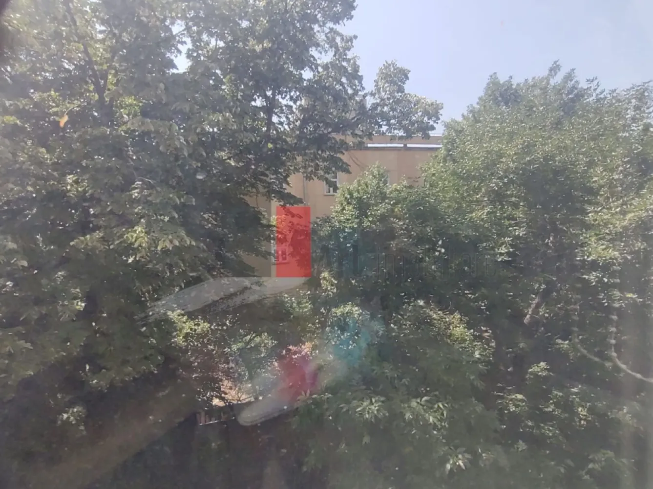 Vânzare apartament 2 camere Park Lake - IOR - Vă propun spre achiziție un apartament semidecomandat de 2 camere, luminos, situat la etajul 3/10.

Complet renovat, are instalațiile electrice și sanitare schimbate. Baia are geam, pentru aerisire proprie. Suprafața utilă totală este de 51,34 mp, care include și suprafața balconului, 3,77 mp. Ușile, parchetul au fost schimbate, iar balconul a fost închis.

Apartamentul se vinde mobilat și utilat, ca în poze.
Imobilul este izolat termic și nu este inclus în nici o clasă de risc sau de urgență.
Este situat la 10-15 minute de mers pe jos de stația de metrou Dristor, respectiv la 5 minute de Park Lake și Parcul Cuza.
Mijloacele de transport în comun sunt la mică distanță: 311, 330, 69, 79, N104, 640; 23, 27.

În apropiere sunt Școala 86, Grădinița 67, Parcul IOR, Mallul Park Lake. Imobilul beneficiază de spații verzi și locuri de joacă pentru copii.

Apartamentul este pretabil atât ca locuință, cât și ca investiție, putând fi închiriat imediat.

Pentru mai multe detalii și programarea unei vizionări, vă stau cu drag la dispoziție!