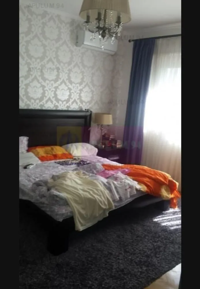 Vanzare vila Drumul Sarii. - Compania Imobiliara Apulum 94 va propune o vila situata n zona Drumul Sarii- stradal.
 Este demisol+ parter+ 1+ mansarda. Vila este construita in 1945, dar este renovata si mansardata in 2011, cand au fost schimbate instalatiile- sanitara si electrica, gresie, faianta, parchet, usi de interior, refacuta canalizarea, centrala termica, acoperisul., termoizolatie exterioara. Are placa de beton peste fiecare etaj.
Vila este mobilata, are aer conditionat in toate camerele.
 Beneficiaza de o curte amenajata ca spatiu de joaca si gratar.
 Pe teren este si un garaj pentru o masina. 
Pentru vizionari sau mai multe detalii nu ezitati sa ma contactati pe nr 0733683446- Laura Ionescu. 
COMISION AGENTIE 3%+ TVA.