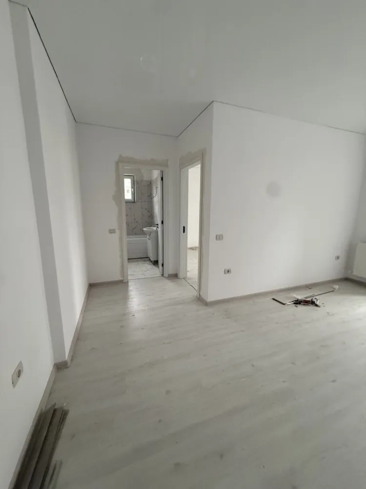 Apartament 2 camere bloc finalizat - Militari Residence - TVA INCLUS !! Comision 0% Oferta de vanzare apartament cu 2 camere decomandat, situat la etajul 1 al unui bloc nou, ce dispune de lift. Suprafața utilă de aproximativ 50 mp oferă un spațiu generos și eficient compartimentat, ideal pentru un cuplu sau o familie mică. Apartamentul este disponibil pentru mutare imediată și beneficiază de o locație excelentă în zona Militari Residence, într-o zonă liniștită, dar în apropierea tuturor facilităților necesare unei vieți confortabile: - Parc în apropiere - Școală și grădiniță în zonă - Acces rapid la transport public - Mall, magazine și centre comerciale în apropiere Imobilul este situat într-un bloc cu 3 etaje, recent construit, perfect pentru un trai modern. *Caracteristici:* - Suprafață utilă: aproximativ 50 mp - 2 camere decomandate Pentru mai multe detalii sau pentru programarea unei vizionări, nu ezitați să ne contactați!