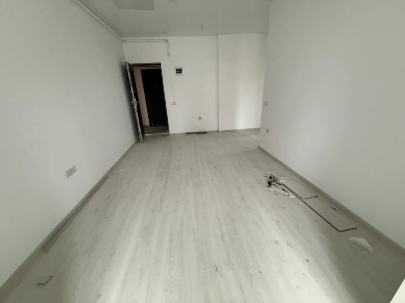 Apartament 2 camere bloc finalizat - Militari Residence - TVA INCLUS !! Comision 0% Oferta de vanzare apartament cu 2 camere decomandat, situat la etajul 1 al unui bloc nou, ce dispune de lift. Suprafața utilă de aproximativ 50 mp oferă un spațiu generos și eficient compartimentat, ideal pentru un cuplu sau o familie mică. Apartamentul este disponibil pentru mutare imediată și beneficiază de o locație excelentă în zona Militari Residence, într-o zonă liniștită, dar în apropierea tuturor facilităților necesare unei vieți confortabile: - Parc în apropiere - Școală și grădiniță în zonă - Acces rapid la transport public - Mall, magazine și centre comerciale în apropiere Imobilul este situat într-un bloc cu 3 etaje, recent construit, perfect pentru un trai modern. *Caracteristici:* - Suprafață utilă: aproximativ 50 mp - 2 camere decomandate Pentru mai multe detalii sau pentru programarea unei vizionări, nu ezitați să ne contactați!