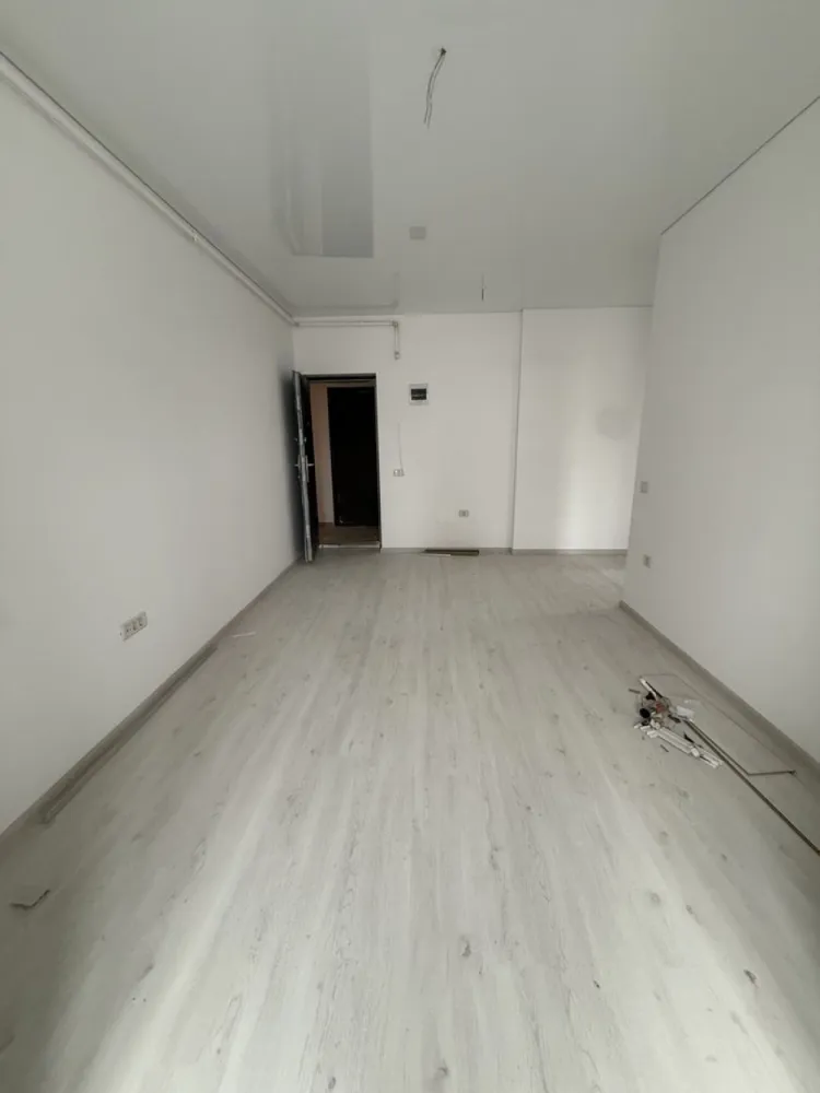 Apartament 2 camere bloc finalizat - Militari Residence - TVA INCLUS !! Comision 0% Oferta de vanzare apartament cu 2 camere decomandat, situat la etajul 1 al unui bloc nou, ce dispune de lift. Suprafața utilă de aproximativ 50 mp oferă un spațiu generos și eficient compartimentat, ideal pentru un cuplu sau o familie mică. Apartamentul este disponibil pentru mutare imediată și beneficiază de o locație excelentă în zona Militari Residence, într-o zonă liniștită, dar în apropierea tuturor facilităților necesare unei vieți confortabile: - Parc în apropiere - Școală și grădiniță în zonă - Acces rapid la transport public - Mall, magazine și centre comerciale în apropiere Imobilul este situat într-un bloc cu 3 etaje, recent construit, perfect pentru un trai modern. *Caracteristici:* - Suprafață utilă: aproximativ 50 mp - 2 camere decomandate Pentru mai multe detalii sau pentru programarea unei vizionări, nu ezitați să ne contactați!