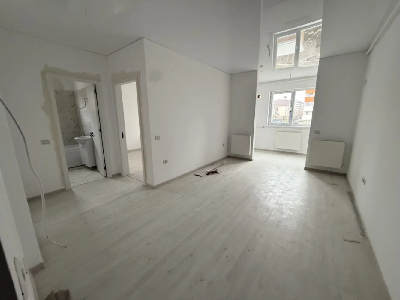 Apartament 2 camere bloc finalizat - Militari Residence - TVA INCLUS !! Comision 0% Oferta de vanzare apartament cu 2 camere decomandat, situat la etajul 1 al unui bloc nou, ce dispune de lift. Suprafața utilă de aproximativ 50 mp oferă un spațiu generos și eficient compartimentat, ideal pentru un cuplu sau o familie mică. Apartamentul este disponibil pentru mutare imediată și beneficiază de o locație excelentă în zona Militari Residence, într-o zonă liniștită, dar în apropierea tuturor facilităților necesare unei vieți confortabile: - Parc în apropiere - Școală și grădiniță în zonă - Acces rapid la transport public - Mall, magazine și centre comerciale în apropiere Imobilul este situat într-un bloc cu 3 etaje, recent construit, perfect pentru un trai modern. *Caracteristici:* - Suprafață utilă: aproximativ 50 mp - 2 camere decomandate Pentru mai multe detalii sau pentru programarea unei vizionări, nu ezitați să ne contactați!