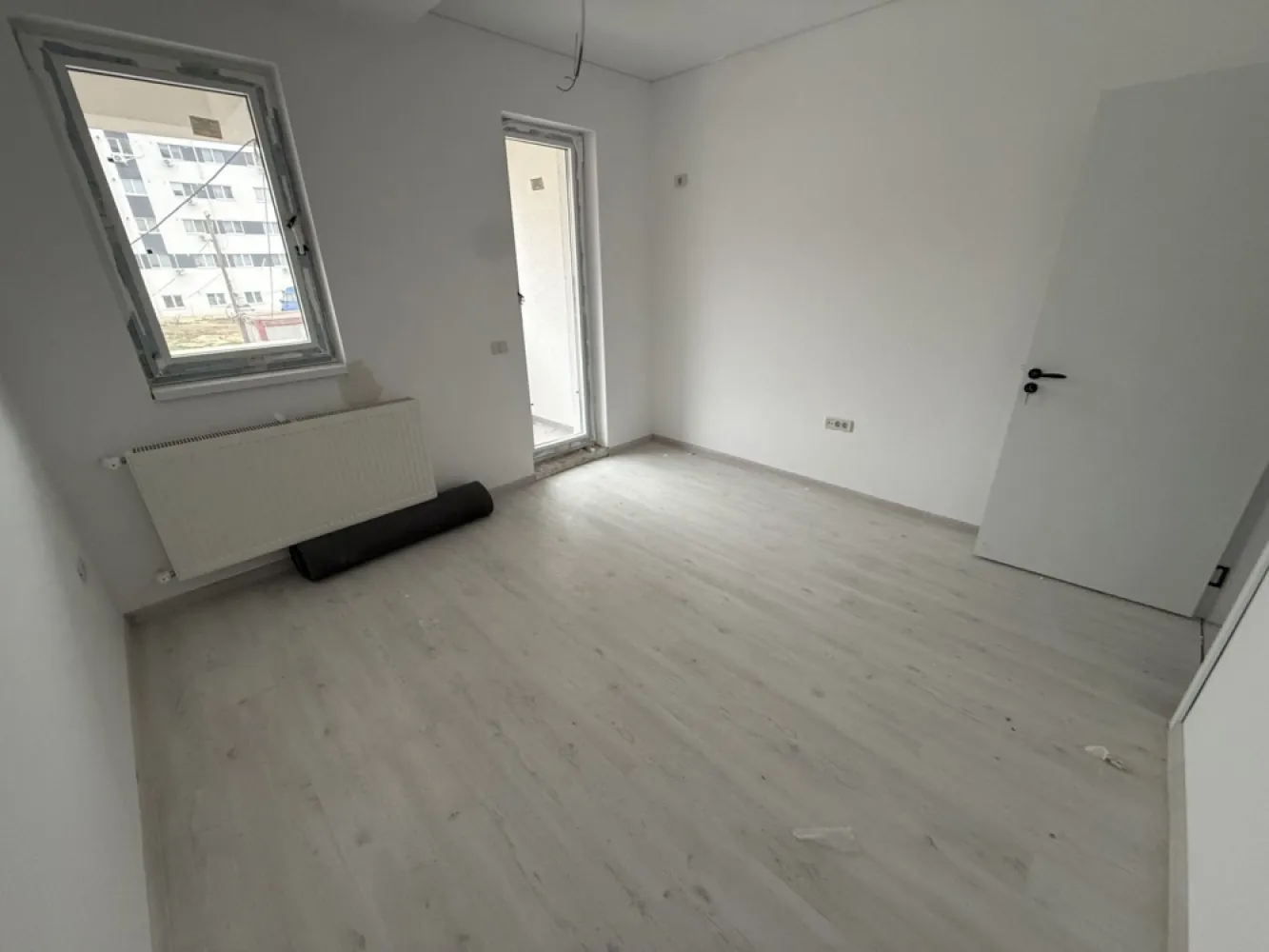 Apartament 2 camere bloc finalizat - Militari Residence - TVA INCLUS !! Comision 0% Oferta de vanzare apartament cu 2 camere decomandat, situat la etajul 1 al unui bloc nou, ce dispune de lift. Suprafața utilă de aproximativ 50 mp oferă un spațiu generos și eficient compartimentat, ideal pentru un cuplu sau o familie mică. Apartamentul este disponibil pentru mutare imediată și beneficiază de o locație excelentă în zona Militari Residence, într-o zonă liniștită, dar în apropierea tuturor facilităților necesare unei vieți confortabile: - Parc în apropiere - Școală și grădiniță în zonă - Acces rapid la transport public - Mall, magazine și centre comerciale în apropiere Imobilul este situat într-un bloc cu 3 etaje, recent construit, perfect pentru un trai modern. *Caracteristici:* - Suprafață utilă: aproximativ 50 mp - 2 camere decomandate Pentru mai multe detalii sau pentru programarea unei vizionări, nu ezitați să ne contactați!