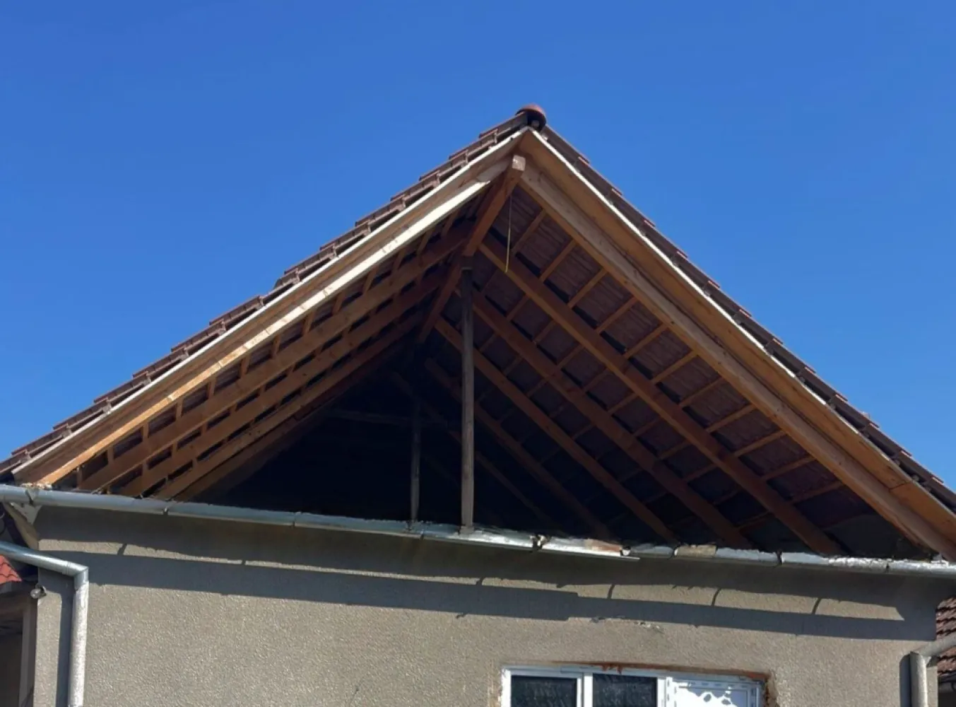 Casa cu teren 900 MP Cheresig Com Toboliu-Pret 39.900 EURO Neg. - Casă cu două corpuri și teren generos de 900 mp în Cheresig – ideală pentru locuit sau investiție

IMMOSELL vă propune în exclusivitate o proprietate situată în Chereșig, comuna Toboliu, într-o zonă liniștită, perfectă pentru cei care caută liniște, spațiu și potențial de dezvoltare.

Proprietatea este amplasată pe un teren intravilan de 900 mp și este compusă din două corpuri de clădire, oferind multiple posibilități: locuință pentru două familii, casă + spațiu pentru oaspeți sau investiție.

🔹 Primul corp de clădire – în stadiu avansat de renovare

acoperiș nou

instalație electrică complet schimbată

șape de beton turnate

izolație realizată

ferestre noi

Compartimentare: 3 camere, hol, baie și terasă – pregătită pentru a fi finalizată după preferințele noului proprietar.

🔹 Al doilea corp de clădire

3 camere

anexe gospodărești

🔹 Utilități:

curent electric

canalizare

fântână

încălzire pe sobă

Proprietatea se vinde exact ca în fotografii, oferindu-vă oportunitatea de a o amenaja după propriul gust.

✔ Acces auto în curte
✔ Locuri de parcare în curte și în fața casei
✔ Teren generos pentru grădină, livadă sau relaxare

O alegere foarte bună pentru locuință permanentă, casă de vacanță sau investiție într-o zonă liniștită, aproape de oraș.

Pret : 39.900 euro neg

Tel: 0731290032