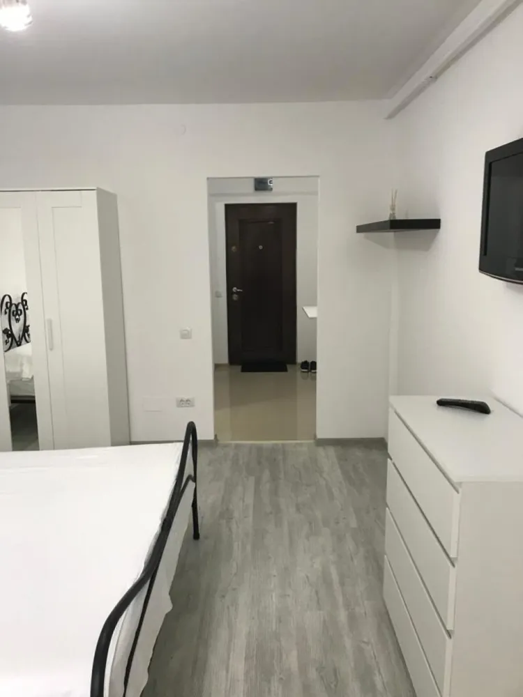 De vanzare garsoniera, Tiglina 1, etaj 1, 47.000 euro - Agentia Mag Invest ofera spre vanzare o garsoniera situata la etajul 1 unui bloc de 4 etaje; BLOCUL ESTE FARA BULINA ROȘIE,este stradal foarte bine pozitionat. Ideala atat pentru locuit,spatiu pentru birou cât si pentru inchiriere ulterioara (regim normal sau regim hotelier), zona fiind foarte solicitata din acest punct de vedere. Sunt doua intrari in bloc, una din strada Brailei si una din zona de parcare aferenta blocului.
Primele doua niveluri ale imobilului sunt preponderent utlizate ca si birouri sedii de firma diferite activitati, ceea ce il face si mai interesant din acest punct de vedere. Foarte aproape de Tribunalul Galati, ideal pentru cei ce isi desfasoara activitatea in acest domeniu (achizitie sau inchiriere ulterioara).
Apartamentul este situat la cateva minute de statia mijloacelor de transport in comun, in imediata vecinatate a farmaciilor, cabinetelor medicale, bancilor, statiei de taxiuri, oficiului postal, etc. La doar cateva minute de mers pe jos pana la parcul din apropiere, aveti, deasemenea, in zona unele dintre cele mai bine cotate gradinite, scoli si licee din oras.
La interior garsoniera beneficiaza de centrala termica, branșament de gaz separat, branșament de apa separat,aer conditionat, gresie, faianta, tamplarie pvc cu geam termopan, rulouri exterioare la geam, parchet usa metalica.Instalația electrica este schimbată, toată instalația fiind din cupru
Renovată recent de la placă.
Se vinde mobilata și uitilata complet: televizor, aragaz, cuptor cu microunde, mașină de spălat, frigider, mobilier făcut la comandă asa cum se vede in fotografii.
Pret 47.000 euro
Pentru detalii si vizionare 0746.252.252 Liliana Ene.
