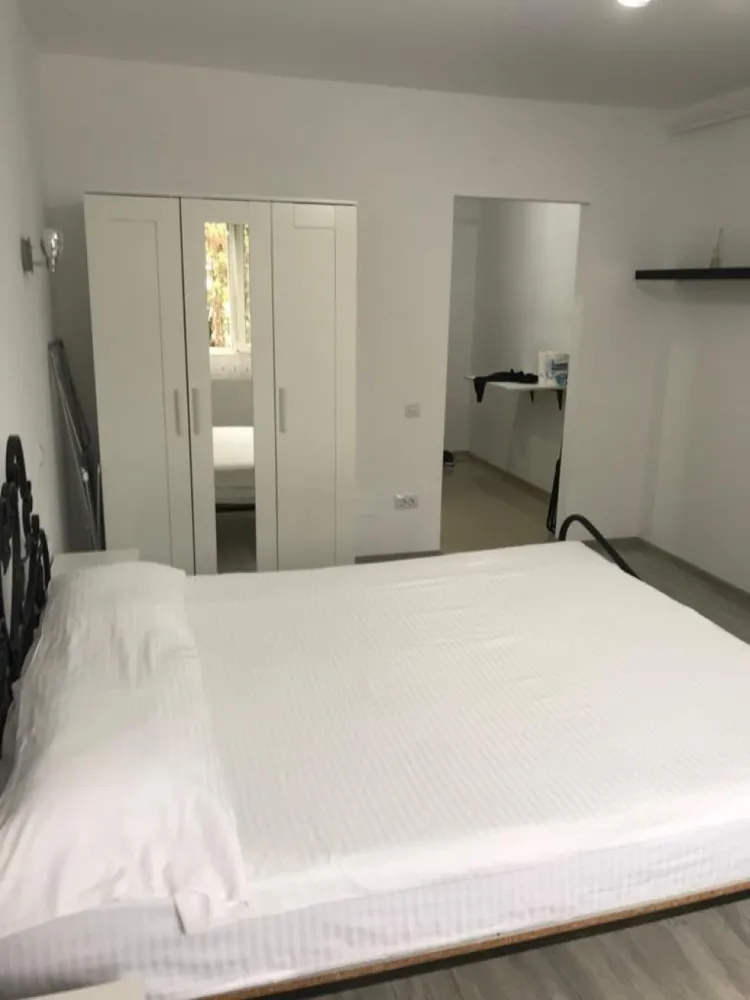 De vanzare garsoniera, Tiglina 1, etaj 1, 47.000 euro - Agentia Mag Invest ofera spre vanzare o garsoniera situata la etajul 1 unui bloc de 4 etaje; BLOCUL ESTE FARA BULINA ROȘIE,este stradal foarte bine pozitionat. Ideala atat pentru locuit,spatiu pentru birou cât si pentru inchiriere ulterioara (regim normal sau regim hotelier), zona fiind foarte solicitata din acest punct de vedere. Sunt doua intrari in bloc, una din strada Brailei si una din zona de parcare aferenta blocului.
Primele doua niveluri ale imobilului sunt preponderent utlizate ca si birouri sedii de firma diferite activitati, ceea ce il face si mai interesant din acest punct de vedere. Foarte aproape de Tribunalul Galati, ideal pentru cei ce isi desfasoara activitatea in acest domeniu (achizitie sau inchiriere ulterioara).
Apartamentul este situat la cateva minute de statia mijloacelor de transport in comun, in imediata vecinatate a farmaciilor, cabinetelor medicale, bancilor, statiei de taxiuri, oficiului postal, etc. La doar cateva minute de mers pe jos pana la parcul din apropiere, aveti, deasemenea, in zona unele dintre cele mai bine cotate gradinite, scoli si licee din oras.
La interior garsoniera beneficiaza de centrala termica, branșament de gaz separat, branșament de apa separat,aer conditionat, gresie, faianta, tamplarie pvc cu geam termopan, rulouri exterioare la geam, parchet usa metalica.Instalația electrica este schimbată, toată instalația fiind din cupru
Renovată recent de la placă.
Se vinde mobilata și uitilata complet: televizor, aragaz, cuptor cu microunde, mașină de spălat, frigider, mobilier făcut la comandă asa cum se vede in fotografii.
Pret 47.000 euro
Pentru detalii si vizionare 0746.252.252 Liliana Ene.