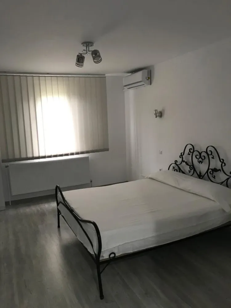 De vanzare garsoniera, Tiglina 1, etaj 1, 47.000 euro - Agentia Mag Invest ofera spre vanzare o garsoniera situata la etajul 1 unui bloc de 4 etaje; BLOCUL ESTE FARA BULINA ROȘIE,este stradal foarte bine pozitionat. Ideala atat pentru locuit,spatiu pentru birou cât si pentru inchiriere ulterioara (regim normal sau regim hotelier), zona fiind foarte solicitata din acest punct de vedere. Sunt doua intrari in bloc, una din strada Brailei si una din zona de parcare aferenta blocului.
Primele doua niveluri ale imobilului sunt preponderent utlizate ca si birouri sedii de firma diferite activitati, ceea ce il face si mai interesant din acest punct de vedere. Foarte aproape de Tribunalul Galati, ideal pentru cei ce isi desfasoara activitatea in acest domeniu (achizitie sau inchiriere ulterioara).
Apartamentul este situat la cateva minute de statia mijloacelor de transport in comun, in imediata vecinatate a farmaciilor, cabinetelor medicale, bancilor, statiei de taxiuri, oficiului postal, etc. La doar cateva minute de mers pe jos pana la parcul din apropiere, aveti, deasemenea, in zona unele dintre cele mai bine cotate gradinite, scoli si licee din oras.
La interior garsoniera beneficiaza de centrala termica, branșament de gaz separat, branșament de apa separat,aer conditionat, gresie, faianta, tamplarie pvc cu geam termopan, rulouri exterioare la geam, parchet usa metalica.Instalația electrica este schimbată, toată instalația fiind din cupru
Renovată recent de la placă.
Se vinde mobilata și uitilata complet: televizor, aragaz, cuptor cu microunde, mașină de spălat, frigider, mobilier făcut la comandă asa cum se vede in fotografii.
Pret 47.000 euro
Pentru detalii si vizionare 0746.252.252 Liliana Ene.
