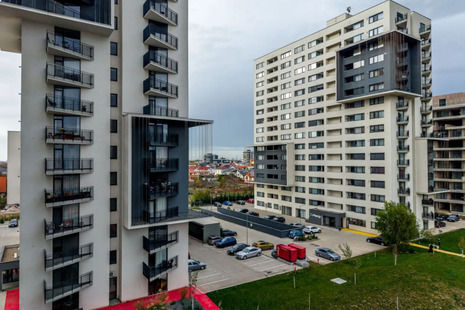 De vânzare apartamente noi în XCity Towers Timișoara! Comision zero! - Cauți un apartament modern, complet finisat, într-un ansamblu premium din Timișoara, unde totul e gândit pentru confort și eficiență? În XCity Towers intri cu sentimentul acela de „aici e alt nivel”: lumină multă, detalii atent alese și un parc privat care te scoate din agitație fără să pleci din oraș.

Apartament cu 2 camere, direct de la dezvoltator!

41 mp utili, compartimentare eficientă
Finisaje premium
Preț: 116.464 EUR (TVA inclus)
🚫 Comision 0%

Dotări care îți fac viața mai simplă (și mai plăcută):
✅ Încălzire în pardoseală + centrală proprie
✅ Climatizare modernă
✅ Rolete electrice
✅ Smart Home
✅ Soluții sustenabile – consum redus, costuri optimizate
✅ Posibilitatea achiziționării unei parcări (exterioare sau subterane) cu 50% reducere din prețul de listă. 

XCity Towers – ce primești în plus:
Arhitectură modernă, design inovator
Parc privat ~6.000 mp, zone de relaxare și comunitate
Acces rapid la shopping, transport, școli și zone verzi

Scrie-mi „XCity” în mesaj și îți trimit planul, etajele disponibile și pașii pentru rezervare — la proiectele cu cerere mare, apartamentele bine poziționate se aleg primele.

Sunt Mihai Molnar, consultant imobiliar, și mă poți suna la 0761 899 230.

📌 Imaginile sunt cu titlu informativ.

💳 Nu ai toată suma? Te ajutăm gratuit cu oferte de creditare de la 16 bănci.

🏡 Ai o proprietate de vânzare în Arad? Sună-mă pentru o evaluare gratuită, fără obligații.

🏢 ACASĂ | Agenție imobiliară Arad 
Bulevardul Decebal 2, Arad 310133