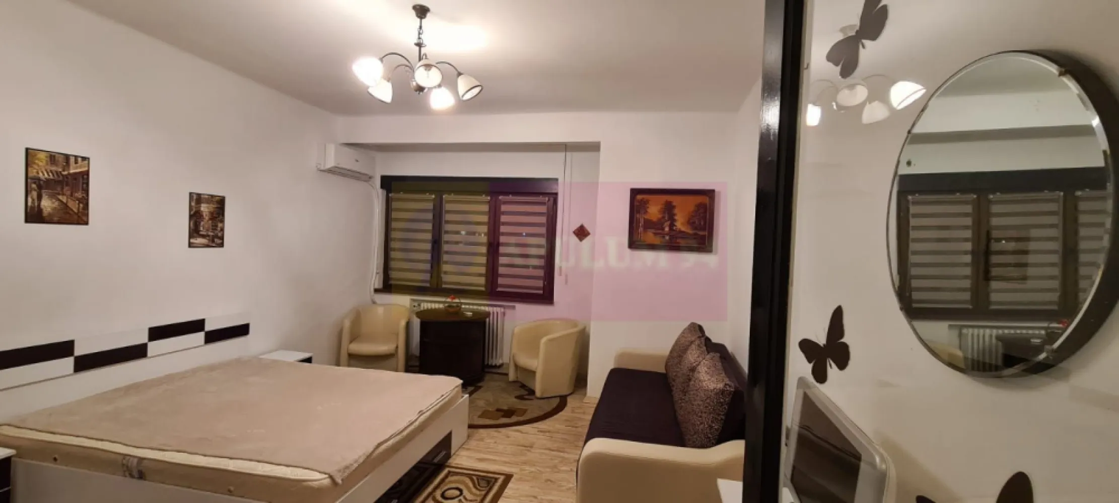 OPORTUNITATE INVESTITIE! Garsoniera ultracentrala Piata Romana- ASE. - Compania imobiliara Apulum 94 va propune o garsoniera situata intr-o zona ultracentrala a capitalei, respectiv Piata Romana- ASE. 
Imobilul este construit in 1937. Garsoniera are vedere stradala, catre ASE, catre intersectie. 
Este foarte pretabila de nvestitie pentru inchiriere. 
Suprafata utila este de 29,73 mp. Incalzirea este cu centrala de bloc, sunt calorifere cu repartitoare. Interiorul este amenajat cu termopan, parchet, gresie, faianta, aer conditionat. 
Se vinde cu bucataria mobilata. 
Pentru alte detalii si vizionare nu ezitati sa ma contactati pe nr 0733683446- Laura Ionescu.