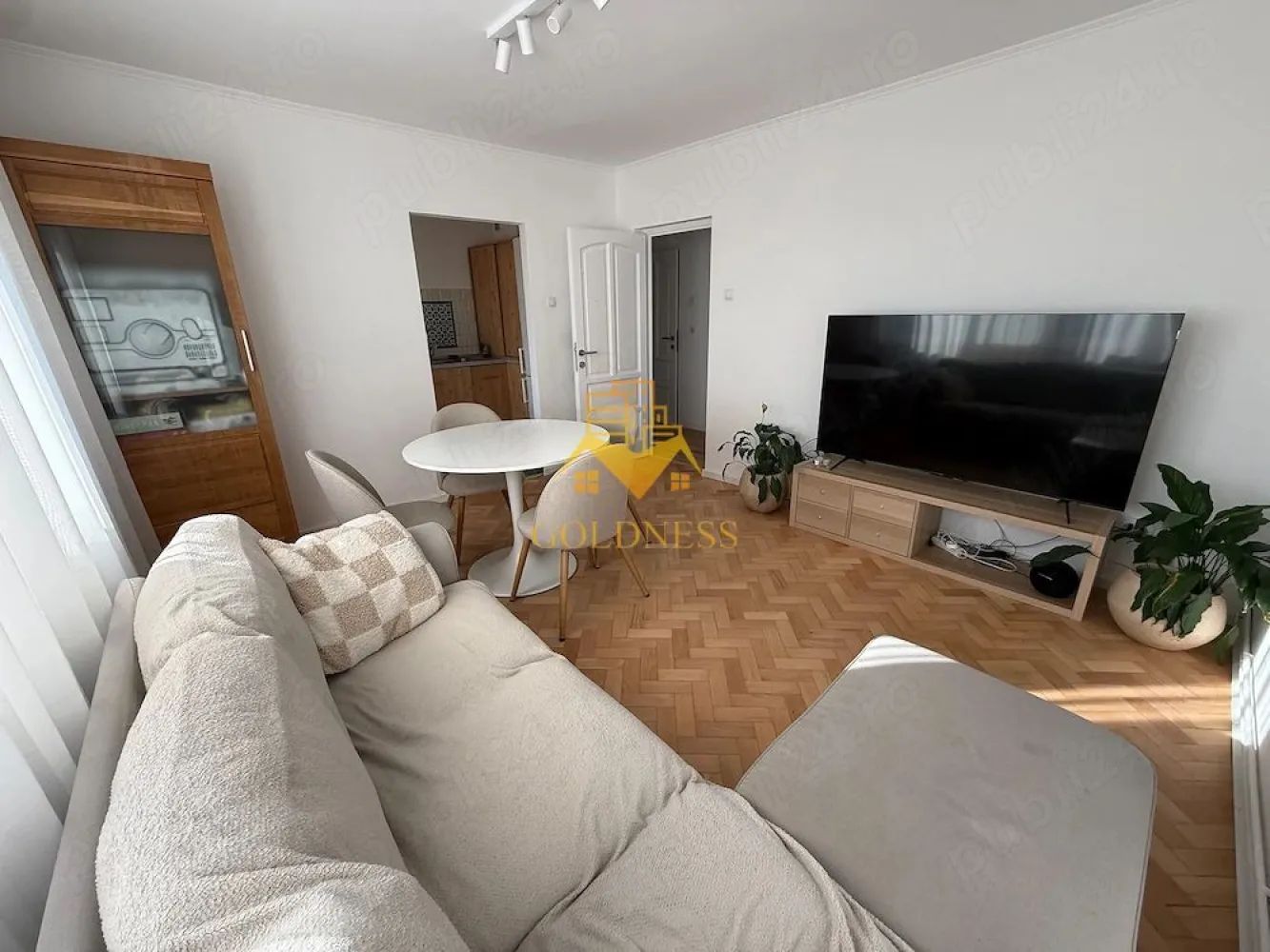 3 camere decomandate, Zona Big, Mehedinti, Manastur - GOLDNESS Imobiliare vă propune spre vanzare un apartament cu 3 camere complet mobilat și utilat, la etajul 8 într-un imobil de 10 etaje, în Cartierul Manastur.
Se află în apropierea stațiilor de transport în comun, magazine, restaurante, spații verzi, farmacii, etc. 

Apartamentul este compartimentat astfel:
 - dormitor cu pat matrimonial, dressing, birou
 - dormitor cu pat single, dulap
 - living cu canapea, comoda tv, televizor, loc de servit masa
 - bucatarie complet utilată și mobilată
 - baie cu dus walk-in, calorifer port prosop și dulap pentru depozitare.
 - balcon de 2 mp

Imobilul este dotat cu toate cele necesare- centrală proprie, frigider, aragaz, hotă, mașină de spălat haine, etc. 

Dacă sunteți interesați de acest apartament și doriți să îl vizionați, dar și pentru alte oferte nu ezitați să ne contactați telefonic sau prin e-mail. Vă stăm la dispoziție!
Pentru intermediere se percepe un comision de 2% din prețul vanzarii!