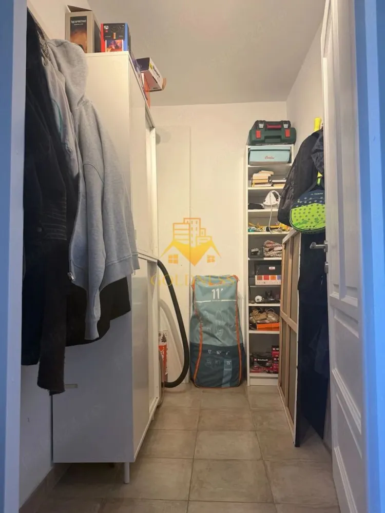 3 camere decomandate, Zona Big, Mehedinti, Manastur - GOLDNESS Imobiliare vă propune spre vanzare un apartament cu 3 camere complet mobilat și utilat, la etajul 8 într-un imobil de 10 etaje, în Cartierul Manastur.
Se află în apropierea stațiilor de transport în comun, magazine, restaurante, spații verzi, farmacii, etc. 

Apartamentul este compartimentat astfel:
 - dormitor cu pat matrimonial, dressing, birou
 - dormitor cu pat single, dulap
 - living cu canapea, comoda tv, televizor, loc de servit masa
 - bucatarie complet utilată și mobilată
 - baie cu dus walk-in, calorifer port prosop și dulap pentru depozitare.
 - balcon de 2 mp

Imobilul este dotat cu toate cele necesare- centrală proprie, frigider, aragaz, hotă, mașină de spălat haine, etc. 

Dacă sunteți interesați de acest apartament și doriți să îl vizionați, dar și pentru alte oferte nu ezitați să ne contactați telefonic sau prin e-mail. Vă stăm la dispoziție!
Pentru intermediere se percepe un comision de 2% din prețul vanzarii!