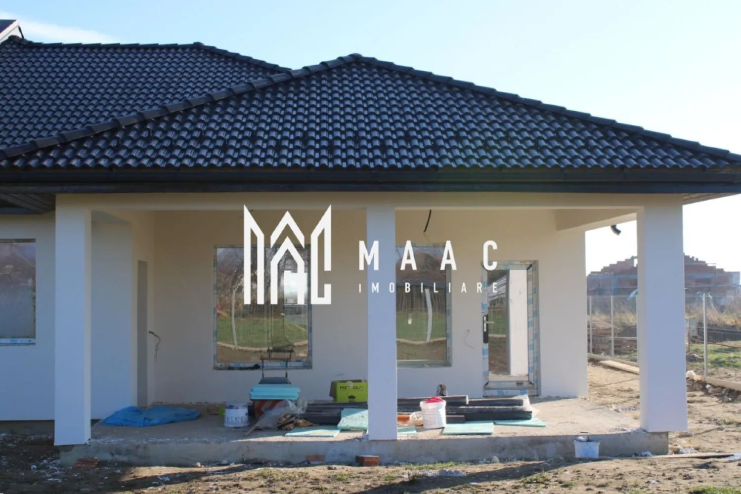 Casă tip duplex I 3 camere I Curte I Panouri solare I Cristian - MAAC Imobiliare propune spre vânzare o parte a unei case tip duplex, construită și intabulată în 2025, amplasată într-o zonă liniștită din comuna Cristian. 

Proprietatea dispune de un teren de 479 mp, o amprentă la sol de 142 mp, o suprafață utilă de 103 mp, două locuri de parcare și curte proprie, oferind un echilibru ideal între confort și funcționalitate.

Locuința este compartimentată eficient, cu un living generos prevăzut cu zonă de dining și acces pe terasă, bucătărie separată, două dormitoare (unul dintre ele dotat cu dressing), baie principală, baie de serviciu, cameră tehnică și hol de acces. 
De asemenea, podul este accesibil prin scară ascunsă și poate fi folosit ca spațiu suplimentar de depozitare.

Construcția este realizată din cărămidă pe fundație de beton izolată cu polistiren extrudat, pereții exteriori fiind termoizolați cu polistiren de 15 cm, iar tavanul cu spumă poliuretanică cu celulă închisă. 
Acoperișul este executat din cherestea cu folie anticondens și acoperit cu țiglă Bramac gri antracit, completat de panouri solare. 
Tâmplăria PVC cu 3 foi de sticlă și peretele comun dublat contribuie la un nivel ridicat de izolare fonică și termică.

Proprietatea este racordată la gaz, apă, canalizare și electricitate, având instalațiile interioare finalizate, încălzire în pardoseală, precum și panouri solare cu baterii de stocare deja instalate. 
Construită conform noilor standarde, locuința se încadrează în clasa energetică A.

Predarea este programată pentru mai 2026, în stadiul de exterior la cheie, iar interiorul poate fi livrat la alb sau la cheie, în funcție de preferințele viitorului proprietar.

Pentru mai multe detalii, contactați MAAC Imobiliare și specificați ID CP2967189.
